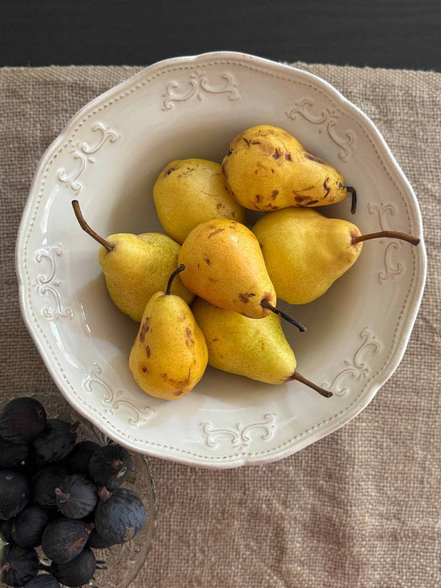 Easing into fall with some seasonal fruits and this beautiful serving bowl is the perfect piece for it 🍐🍂
