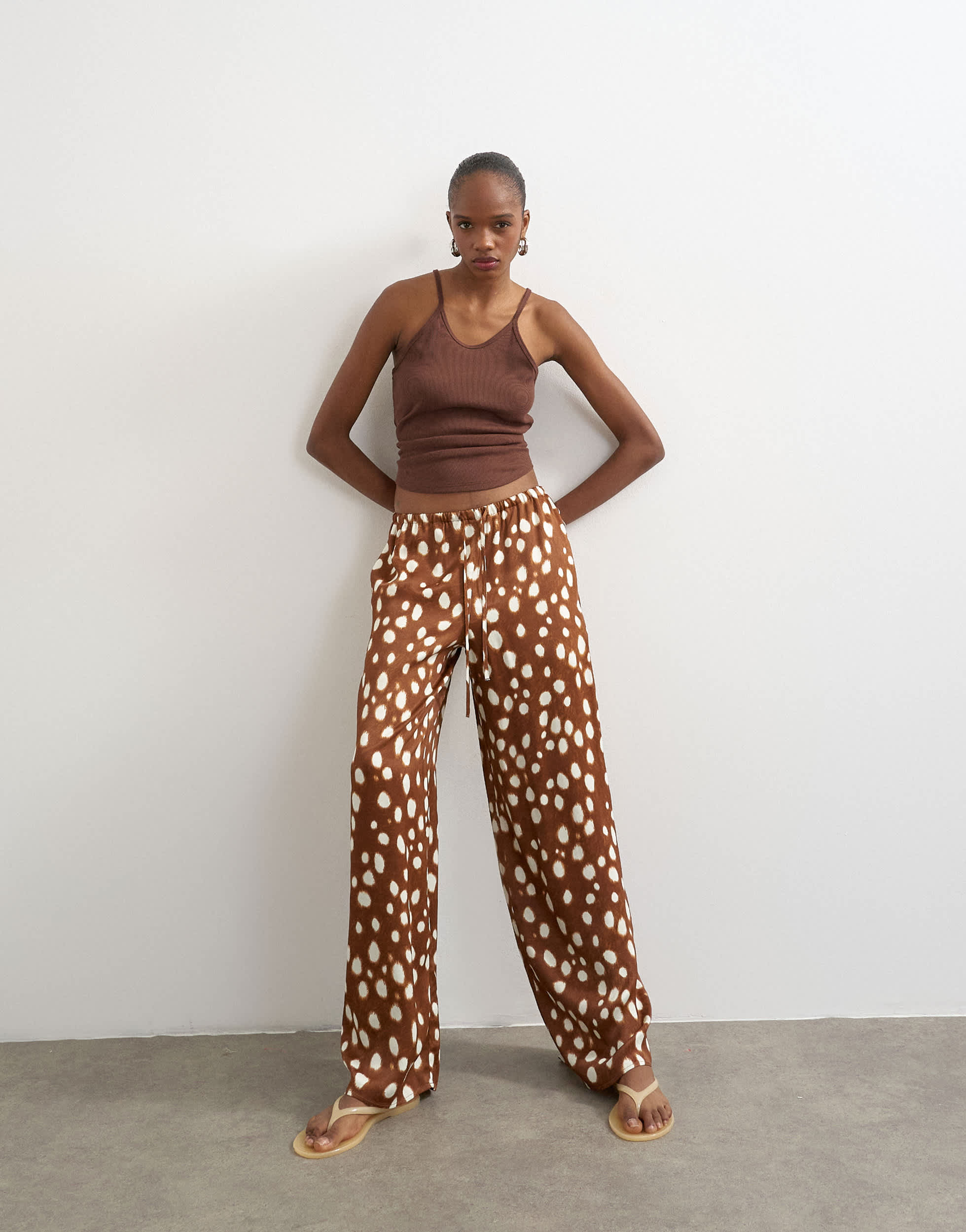Pantalon Topshop en satin à taille nouée et jambes larges, imprimé ani | Topshop