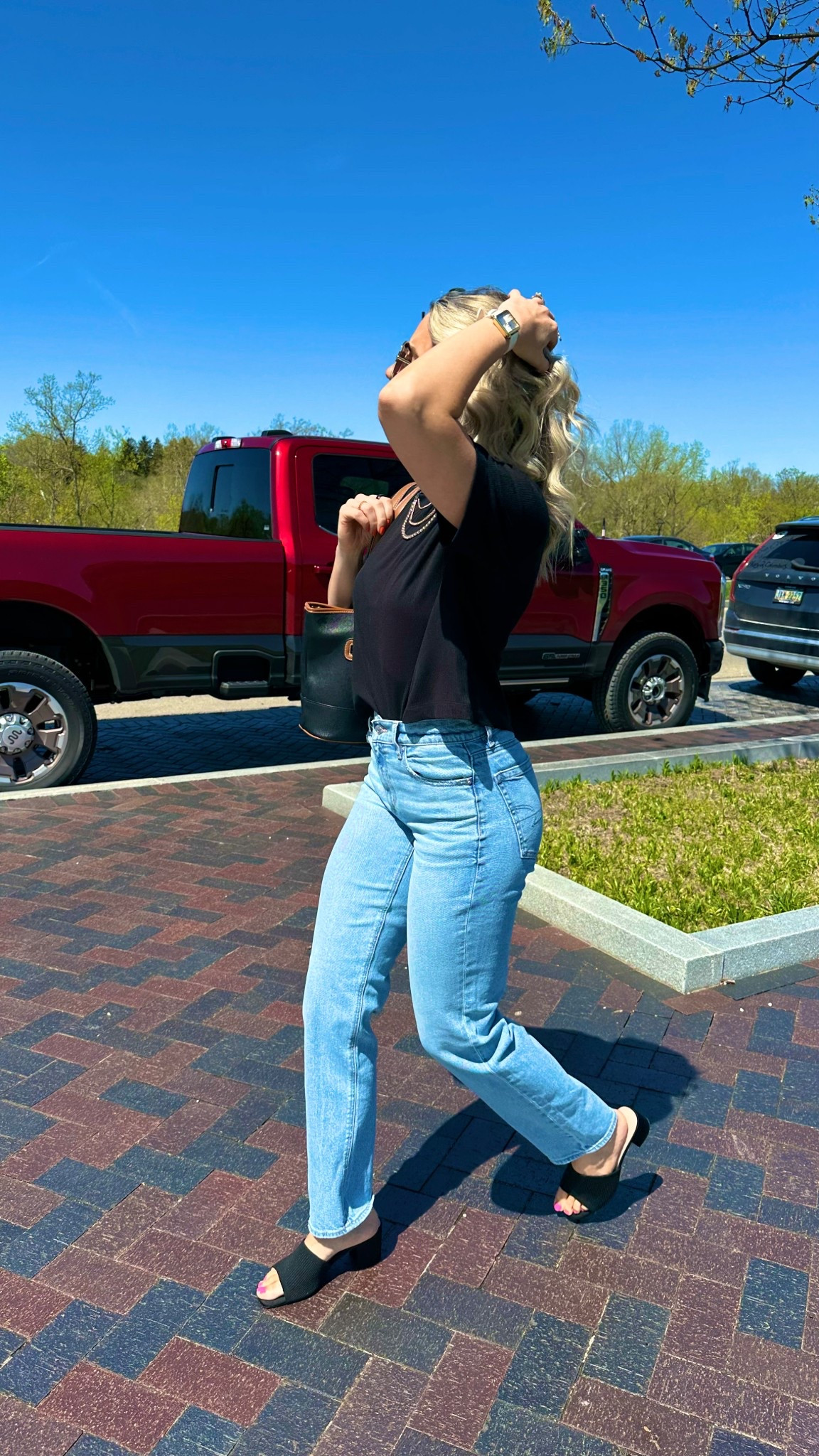 I’m 5’4, 134 lbs, wearing a 2 in the jeans and a small in the shirt 🖤