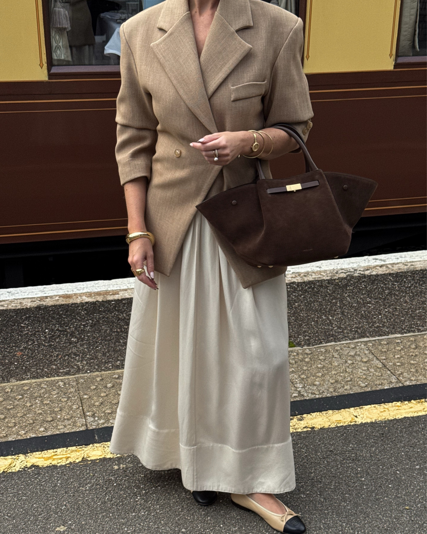 My most worn suede midi New York demellier bag has 20% off for cyber week! Use code ‘DMFRIENDS20’ 
 
Suede bag, cyber week, Black Friday, brown bag, how to style a suede bag 


#LTKCyberWeek #LTKbag #LTKuk