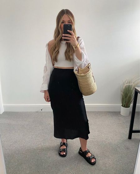 Airport outfit ✈️

I’ve worn this outfit on repeat for city breaks. It’s perfect for a short flight and then to wear at your destination! 

My slip skirt, vest top, linen shirt, dad sandals and basket bag are all basics I wear on holiday too. 



#LTKeurope #LTKSeasonal #LTKstyletip