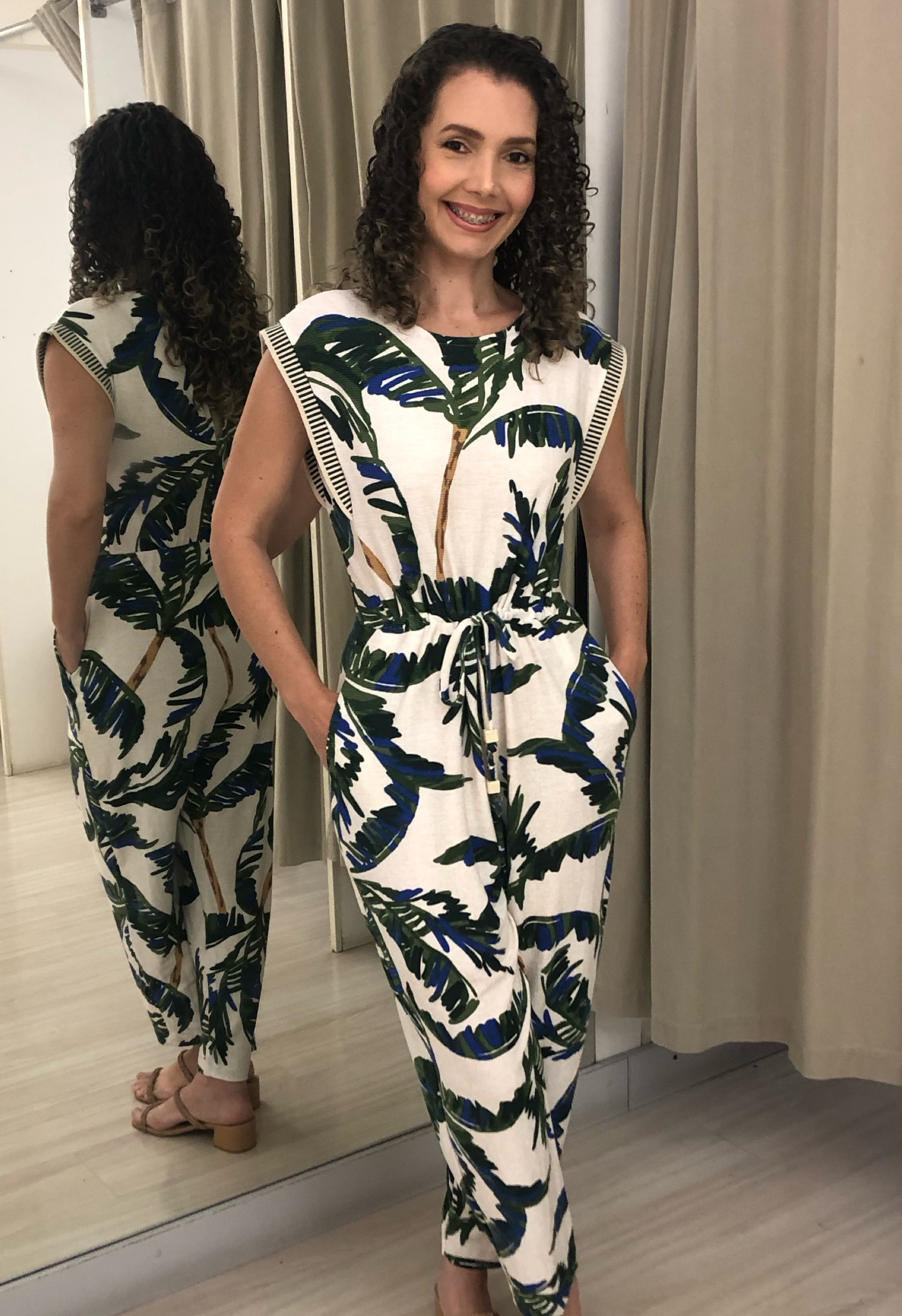 Quando não temos muito tempo para escolher um look, nada melhor que uma peça única. Vestiu, está pronta! Macacão estampado com detalhes da cava da manga, ajustável na cintura e tem bolsos. Estiloso e confortável. 
#dicadeestilo #provador 

#LTKbrasil #LTKdicadeestilo