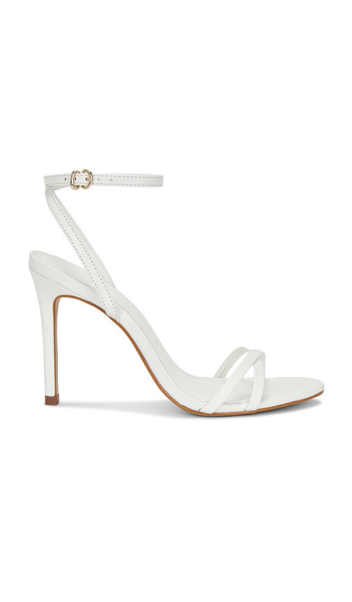 Steve Madden Jypsey Sandal in White. Taglia 9. Also in 8.5, 9.5, 10. | Revolve Clothing (Global)