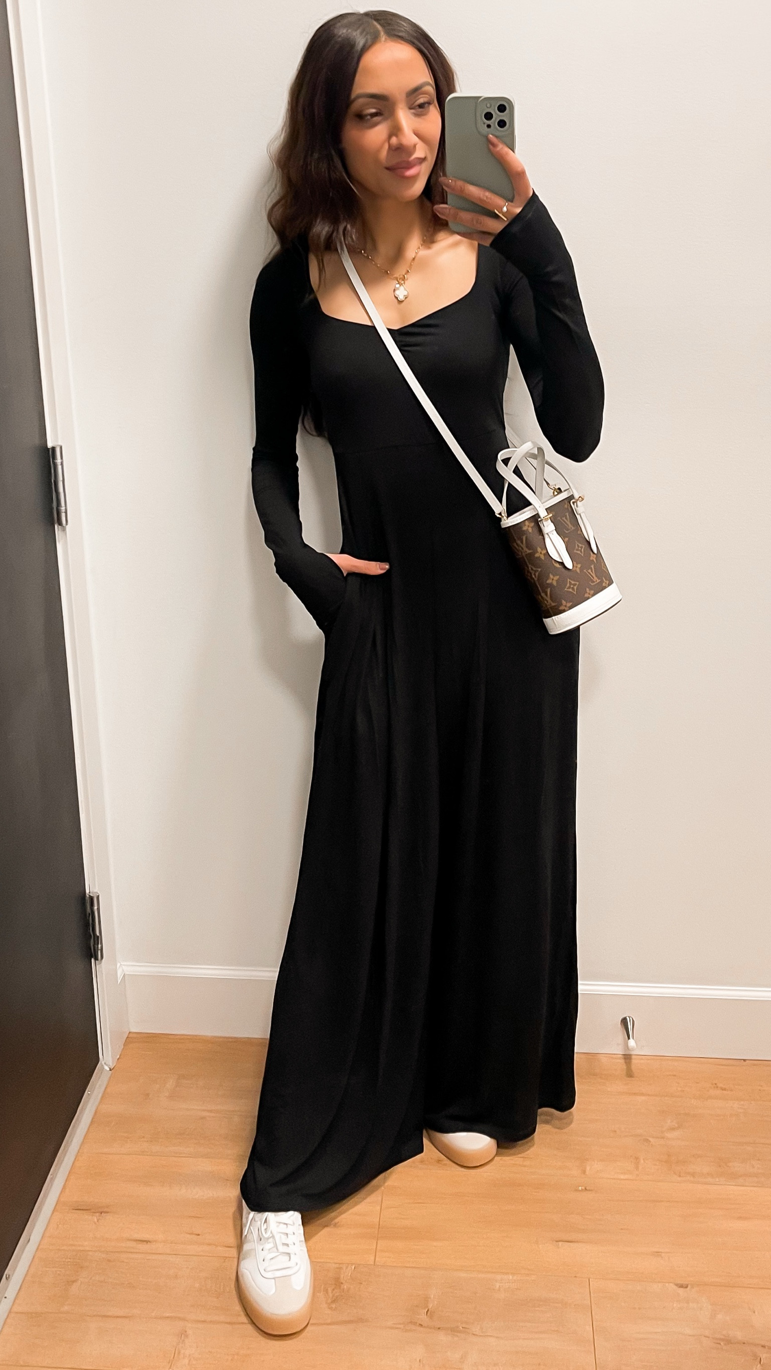 Thumb holes and pockets 🙌🏽
Jumpsuit is sooo soft and comfy and available in 3 colors.