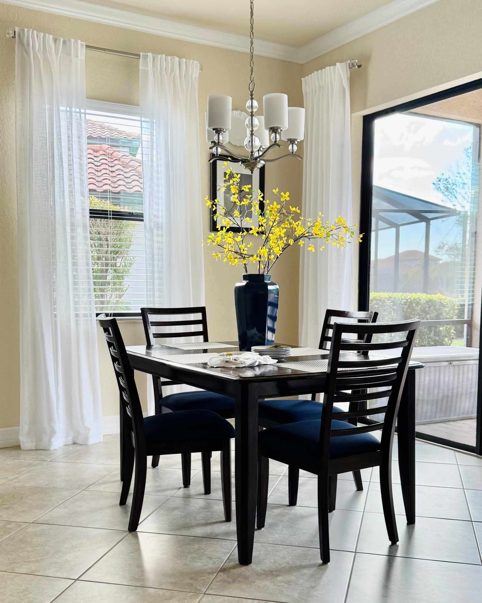 A little bit of sunshine in our breakfast nook!🌼

Window Treatment | Casual Dining | Faux Branches | Spring Decor | Classic Blues | Transitional Decor

#LTKHome