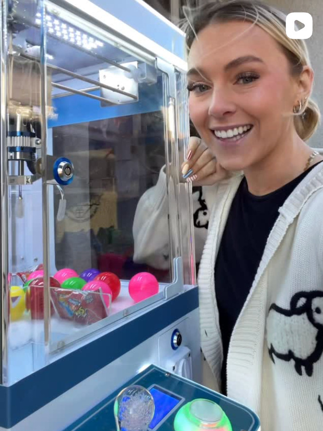 UNO Reverse !! Putting prizes for delivery workers in my claw machine 

 