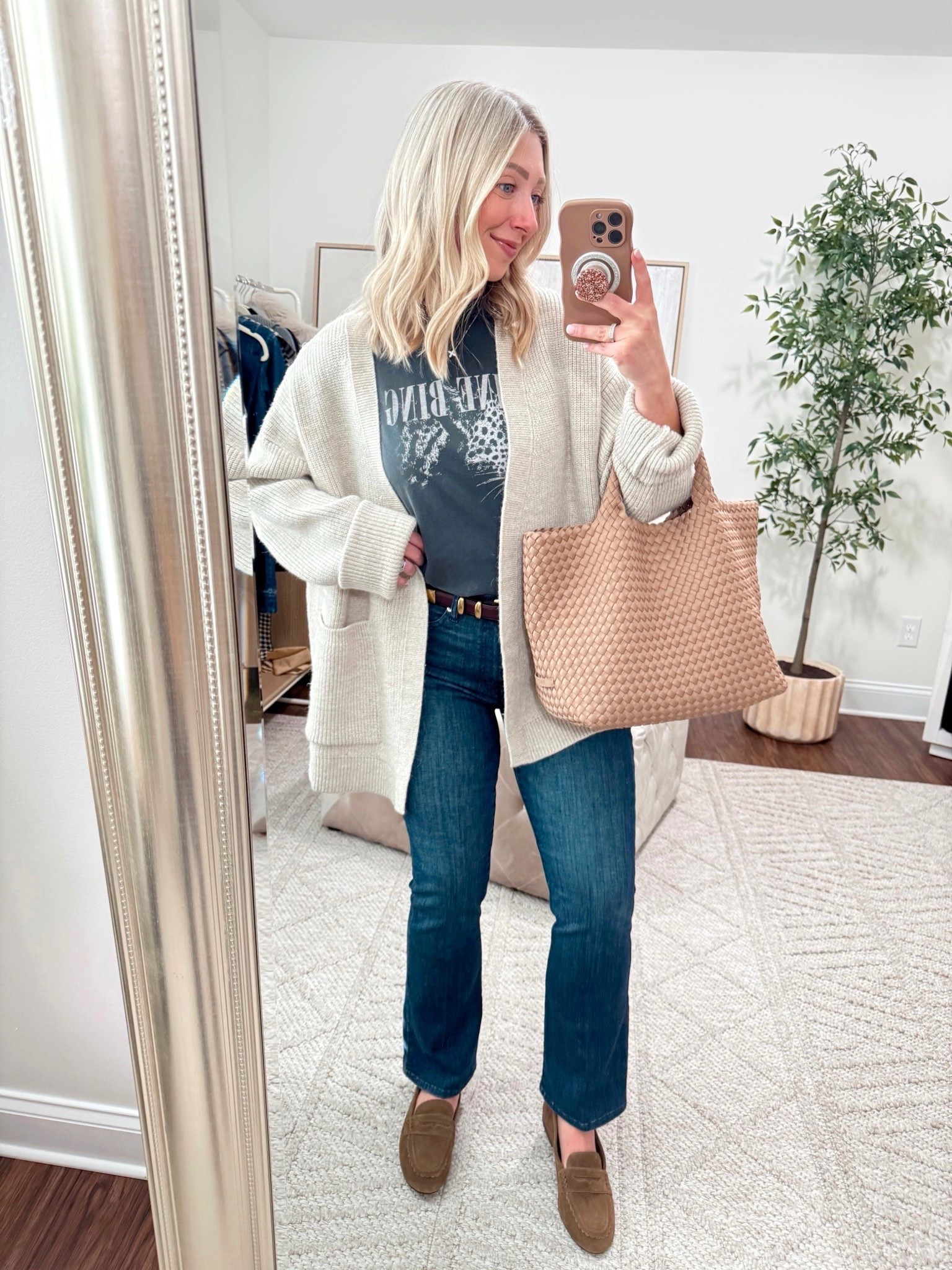 Causal Winter outfit 🤎

Jeans size down, normally size 27, wearing size 26, tee size small, belt size small (manor brown)

Causal outfits, frame denim, cardigans, Anthropologie, everyday style 

#LTKPetite #LTKHoliday #LTKFindsUnder100