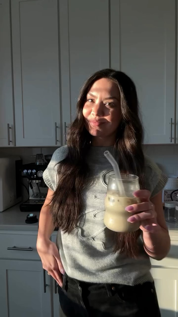 A new way to matcha: hojicha latte 🤌🏼 seriously this is my next go-to I’ll be drinking throughout the day. I can’t wait to start experimenting with this flavor!

Hojicha powder available on Amazon: @fkro.co

#fkro #fkrohojicha #hojicha