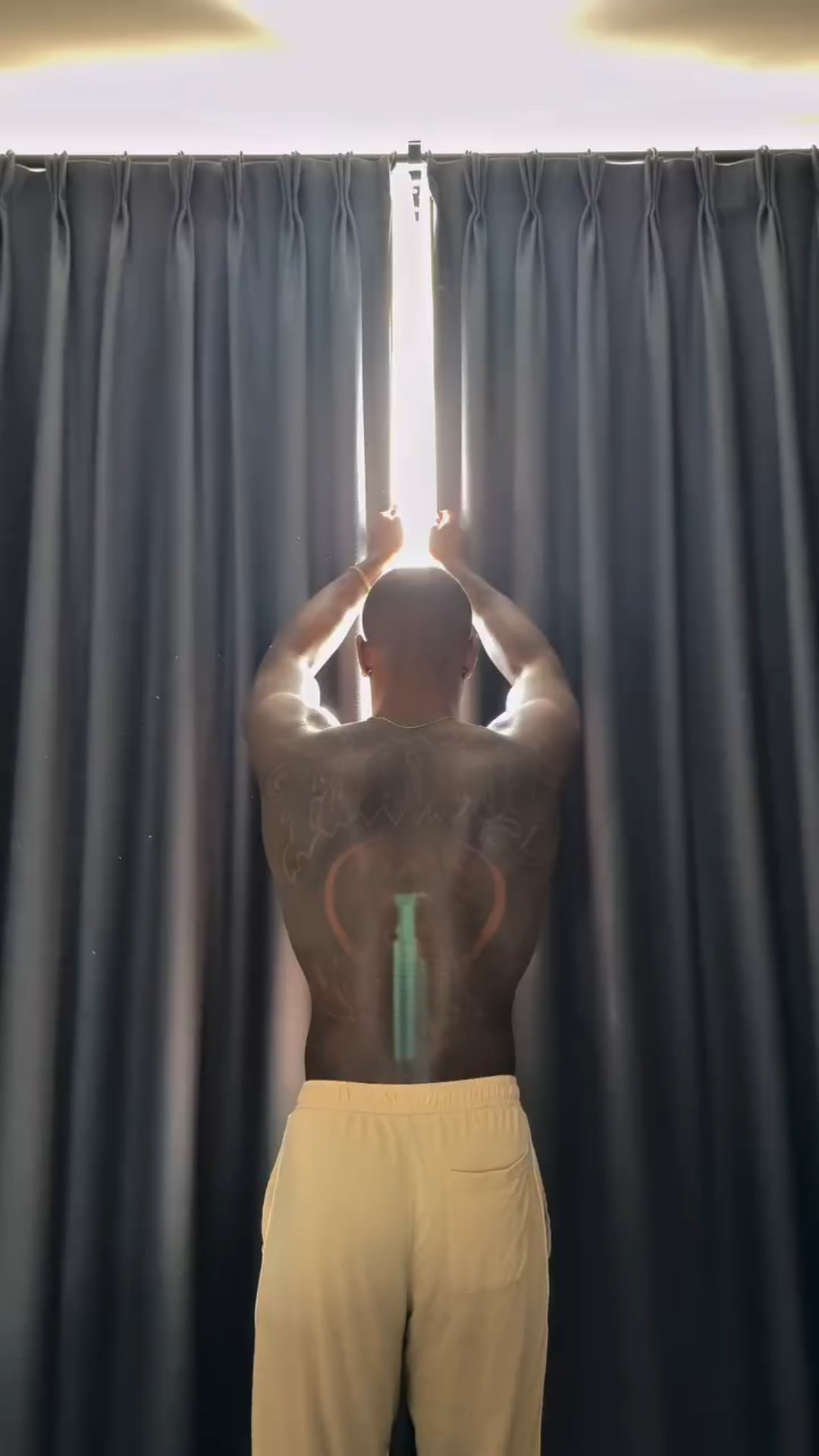 Skin fresh, cut clean, energy locked. Routine for the day on point! How we feeling today? ✨🙌🏾