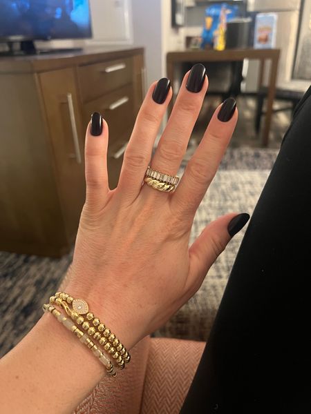 Gold jewelry and press on nails



#LTKbeauty