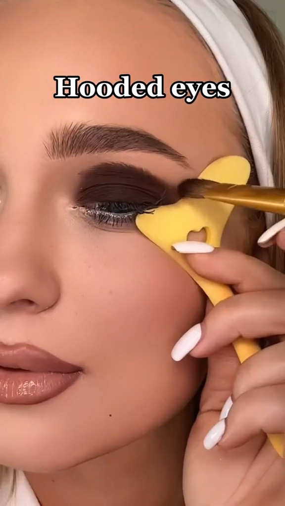 Incredible palette for smokey eyes 
and silicone stencil 😍🔥

The silicone stencil for achieving flawless smokey eye shapes and any makeup look! This versatile piece gently adheres to the skin, featuring a slightly rounded shape that effortlessly creates stunning eye makeup designs. With this game-changing tool, I can now complete my eye makeup in just 5 minutes, saving valuable time.
The key to success lies in setting the direction correctly from the start. Simply position the silicone piece so that its upper edge aligns precisely with the outer corner of your lashes.
Pay attention to the direction as well - you can adjust the piece left or right, depending on whether you desire an upward or sideways shadow effect. I highly recommend reviewing my videos for a step-by-step guide to achieve your desired results effortlessly.

Palette 🎨 This palette is my absolute favorite! It's perfect for creating a range of stunning looks, from light evening makeup to smoky eyes and even delicate shadow wings. The colors in this palette are incredibly pigmented, yet they have a soft texture that blends seamlessly. Whenever I'm on the go and can only take one palette with me, it's always Soft Glam. It contains all the essential shades I need.

The palette features beautiful browns and gorgeous reds, along with light brown shades for effortlessly blending and smoothing out darker shadows, creating stunning transitions on the eyelids. There's also a stunning dusty pink shade that works wonders for creating a soft smoky eye or delicately shading the crease of the eyelid. It's incredibly versatile. Additionally, the shimmery shades in this palette add a captivating touch when applied to the center of the eyelid, giving a subtle and beautiful glow. I often showcase this technique in my videos.

Lastly, let's not forget the rich black shade that effortlessly enhances the eyelash line, lending an expressive and alluring look to the eyes. It's the perfect finishing touch to any makeup creation. This palette truly has it all and is an absolute must-have for any makeup lovers 💕 