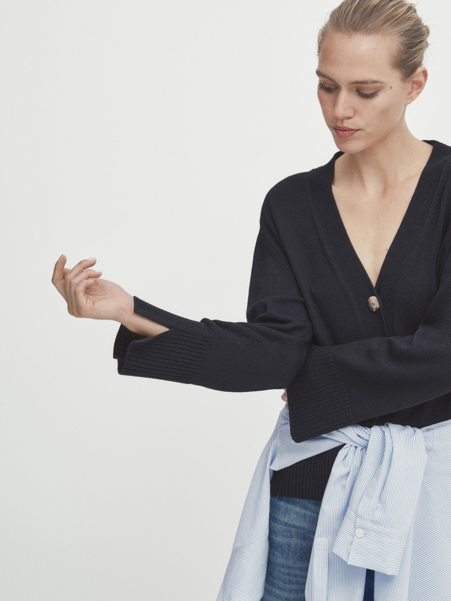 Strickcardigan mit V-Ausschnitt und Knöpfen | Massimo Dutti DE