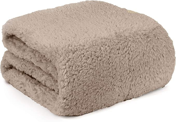 Amazon.com: PAVILIA Plush Sherpa Throw Blanket for Couch Sofa | Soft Fluffy Shaggy Fleece Blanket... | Amazon (US)