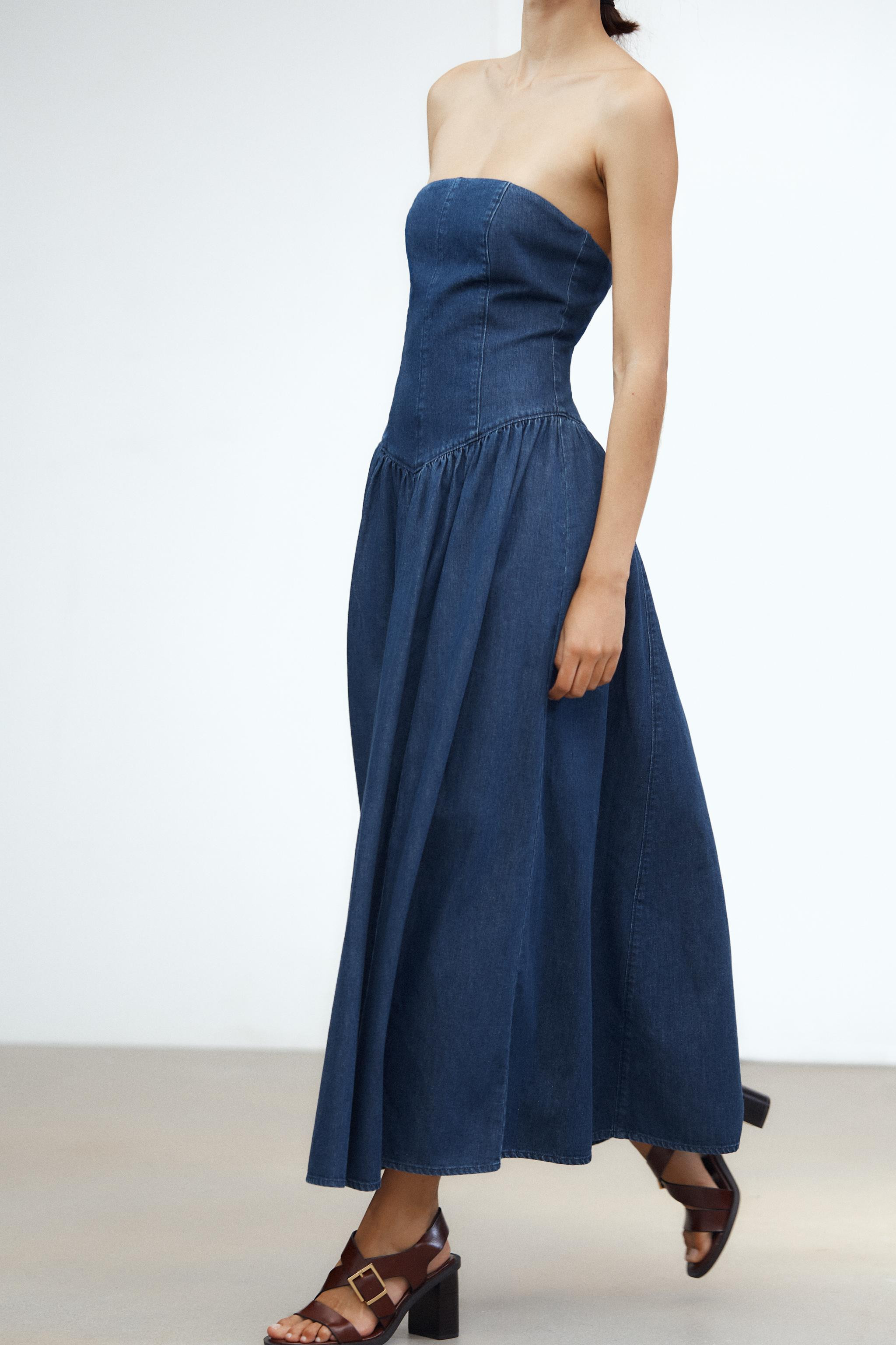 Midi dress with a straight neckline and off-the-shoulder design. Pleated detail. Zipper closure. | Zara US