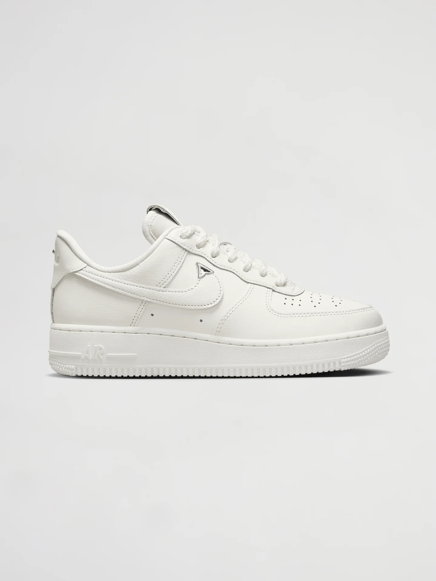 WMNS AIR FORCE 1 '07 LV8 - SAIL/SAIL-METALLIC SILVER-TAWNY | Carbon38
