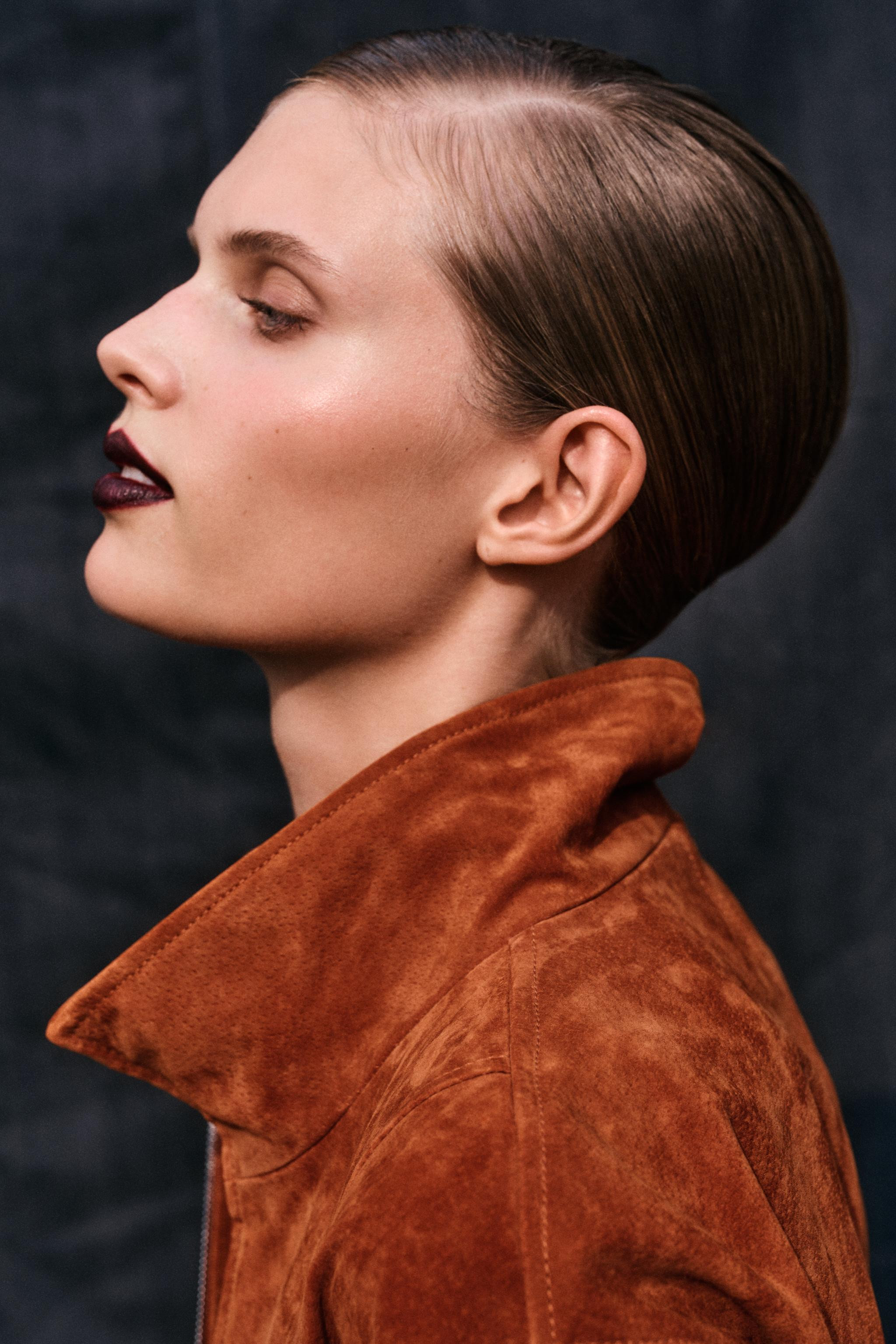 Jacket crafted from 100% leather. Featuring a high collar, long sleeves, front zip pockets and me... | Zara UK