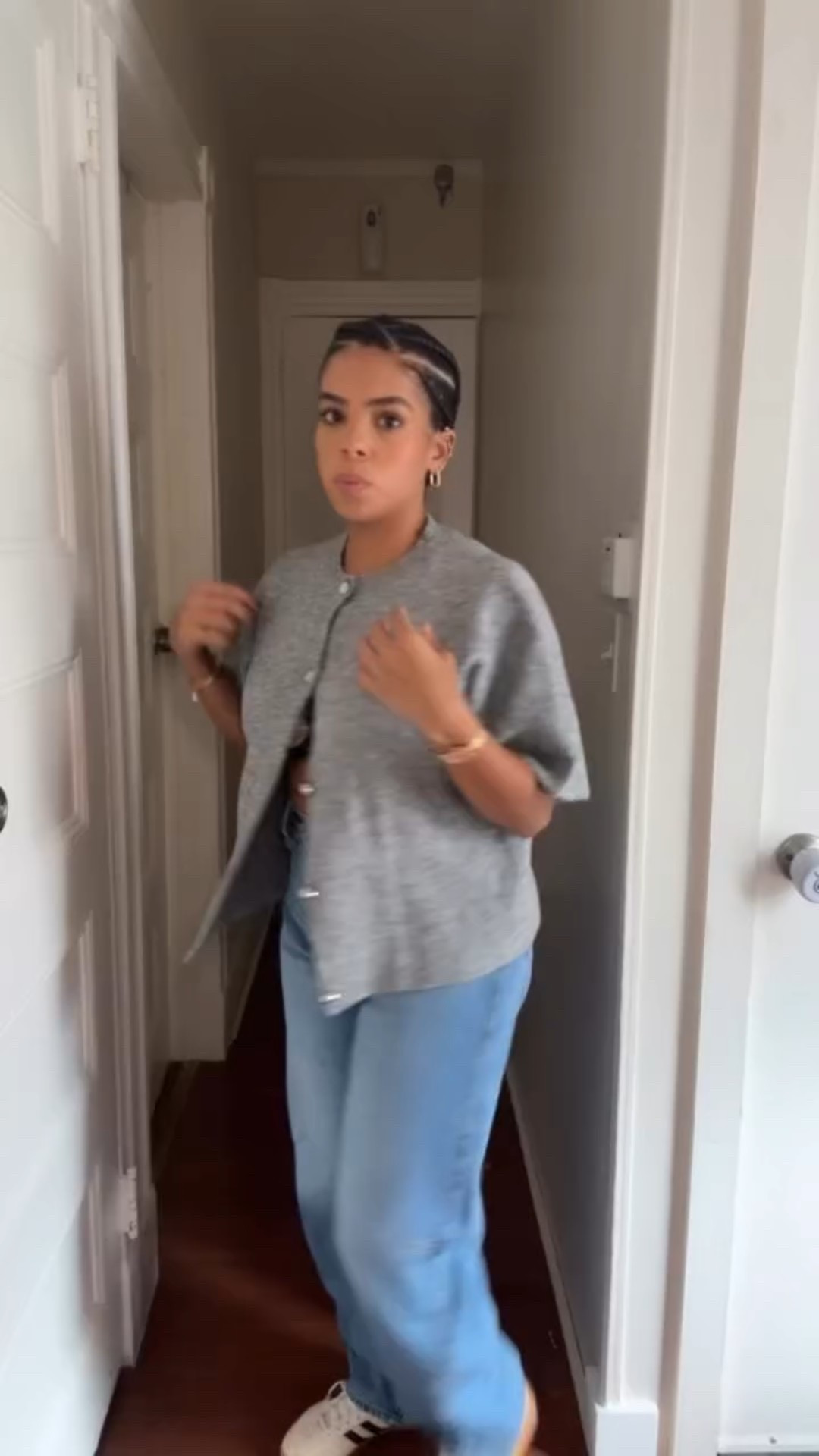 Never thought I’d like a short sleeve cardigan this much! This one is from @commense 😍 It’s giving cozy-meets-chic — the perfect fall transitional piece! 🍂

Can’t wait to keep styling it different ways all season long! 🤎

#Commense #FallStyle #OOTD #TransitionalStyle #FallFashion