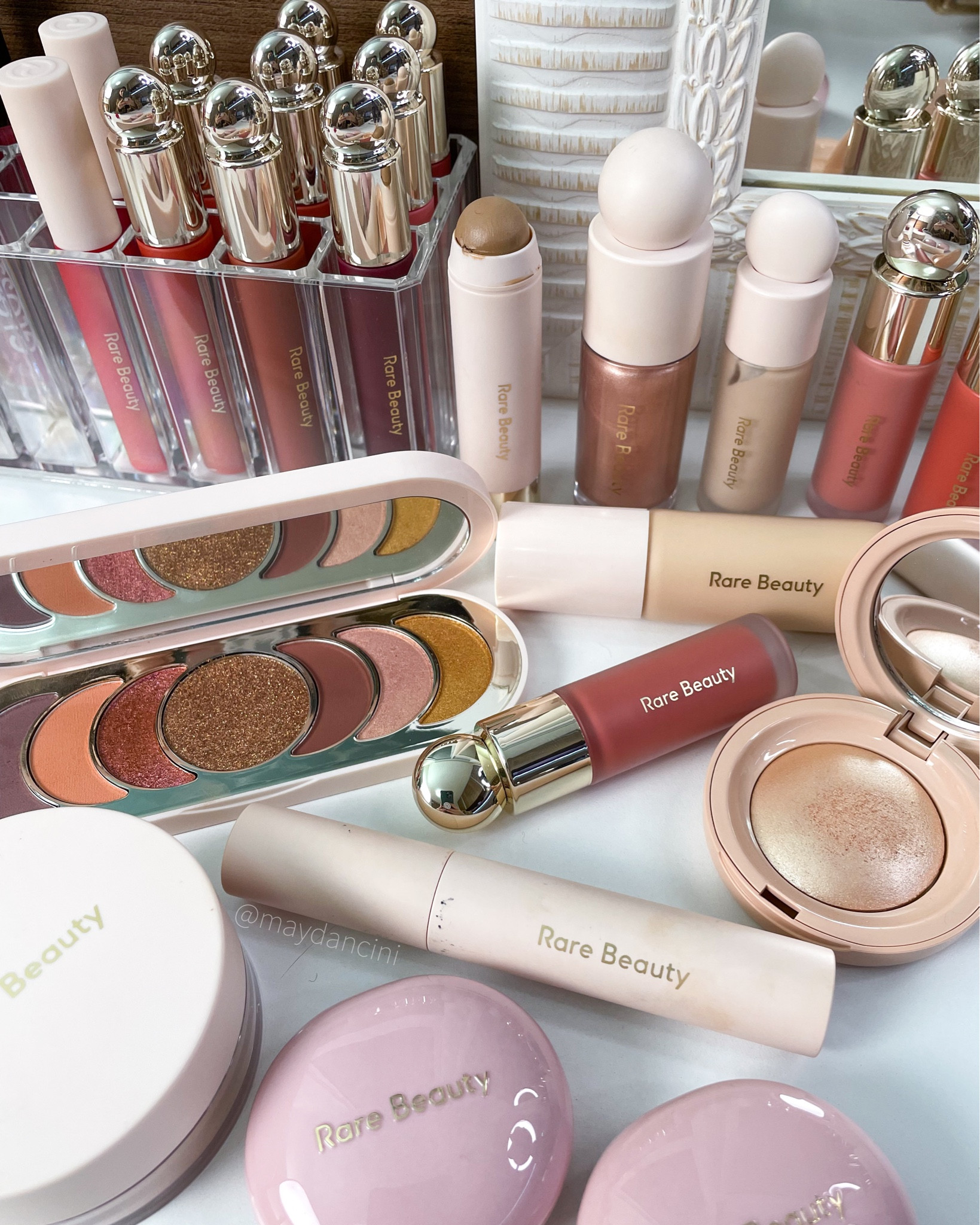 Minha coleção de Rare Beauty com os meus produtos favoritos e usados na maquiagem anterior! 

Vou deixar aqui os produtos para vocês poderem ter como referência!

Pele 
Positive Light Tinted Moisturizer SPF20 - cor 20W 
Corretivo iluminador Liquid Touch - cor 130N (mas é muito claro pra mim, acho que seria melhor a 160N)
Bronzer em bastão Warm Wishes  - cor Bright Side 
Blush líquido Soft Pinch - cor Worth 
Iluminador Positive Light Silky Touch - cor Exhilarate 

Olhos 
Paleta de sombras Discovery
Mini paleta de sombras do kit Sincerely Me (esgotado) 
Máscara de cílios Perfect Strokes

Lábios 
Lápis labial Kind Words Matte - cor Bold 
Lip Oil Soft Pinch Tinted - cor Delight

#LTKConBr2023


#LTKbrasil #LTKbeauty