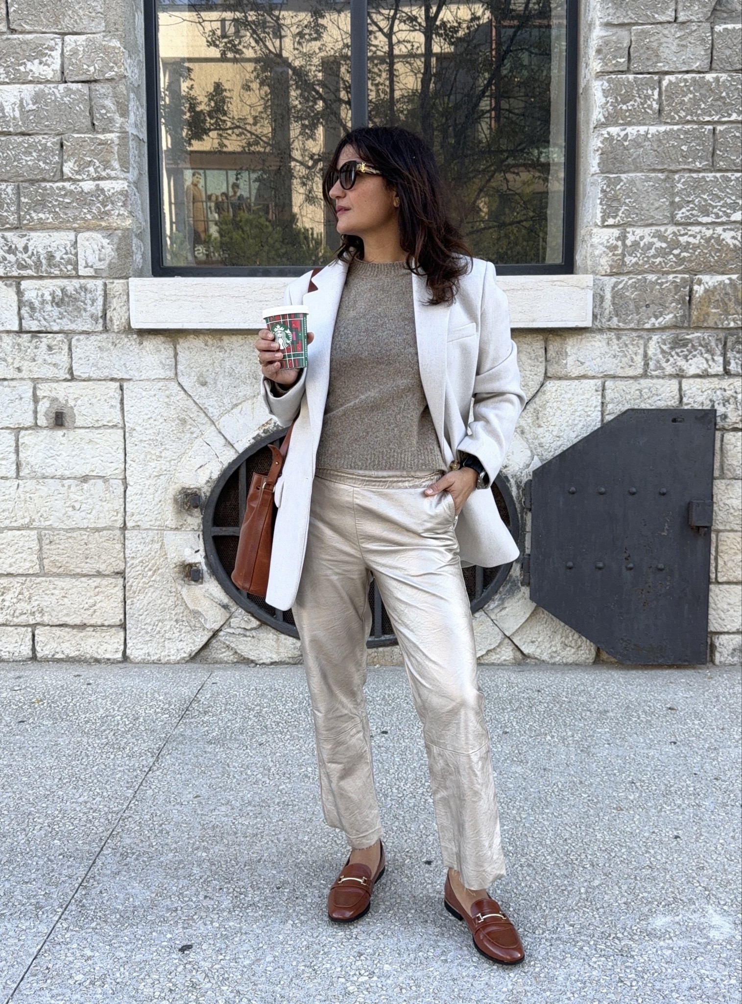 Ma veste préférée de la saison rehaussée par des accessoires camel, ça vous plaît ? Dans cette tenue, ce qui marche bien c’est le mix des matières : pantalon brillant, veste en laine structurée et pull doudou. Une tenue que je remettrai avec plaisir ! 

#LTKover40 #LTKeurope