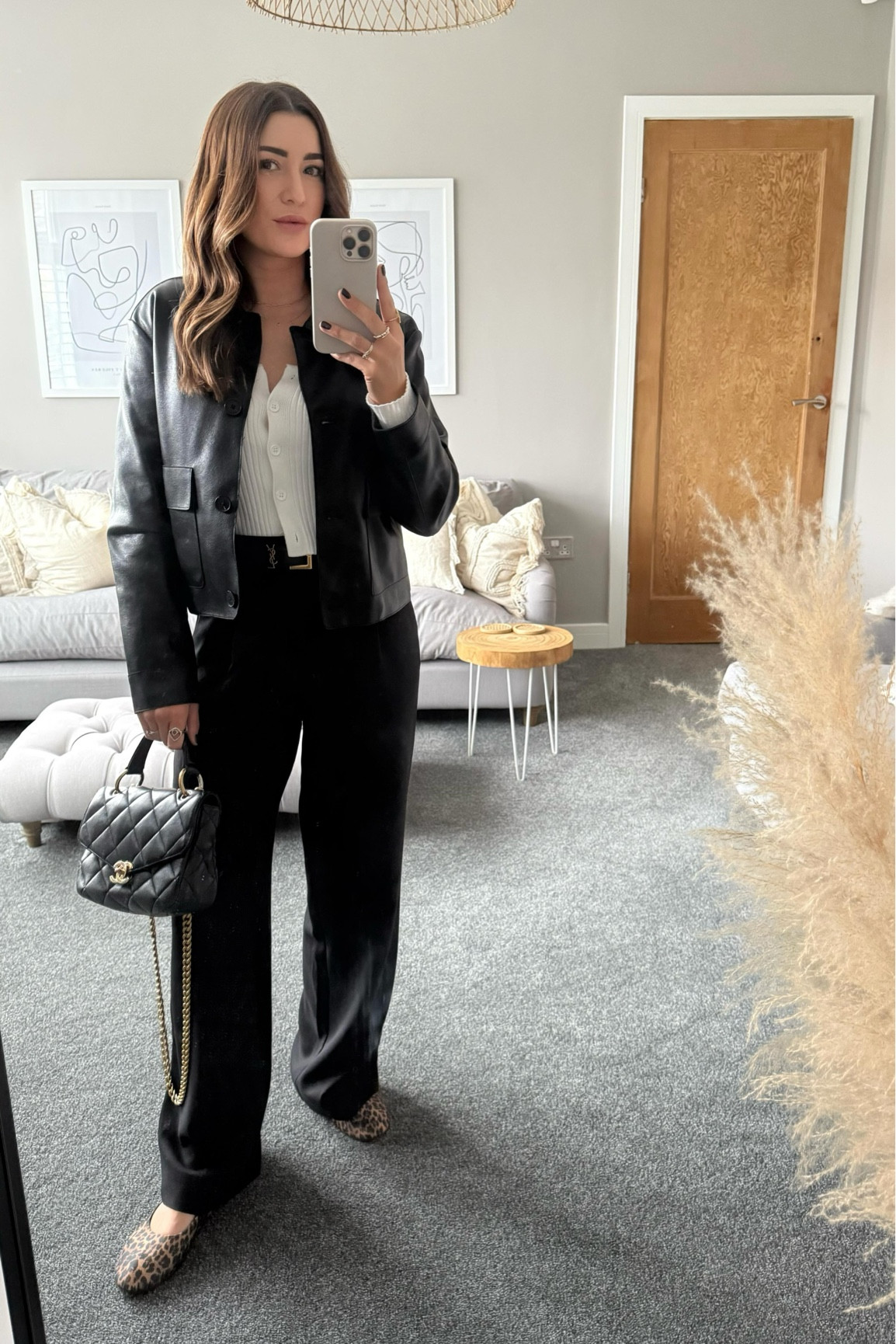 A simple workwear outfit for a fashion office or any office. 
Using tailored wide leg trousers as a base you can dress them up to be more formal or keep it casual depending on your work environment. 
.
.
.
#officeoutfit #workwear #autumnoutfit #widelegtrousers #highstreetoutfit