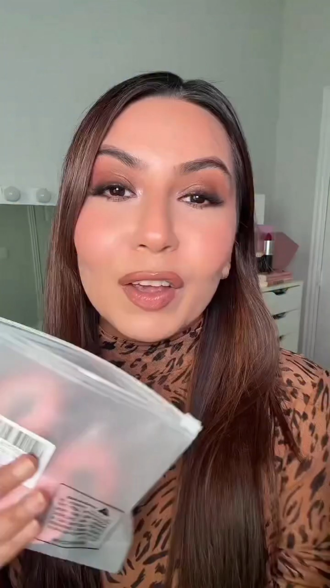 Why struggle when eyeshadow tape exists 🤍

Also the number of times I must’ve said “super” is crazy 🤪 

Type “Tape” if you want a direct link to this product 

#eyeshadowhack #makeuphack #makeupforbeginners #explore #dallasmakeupartist