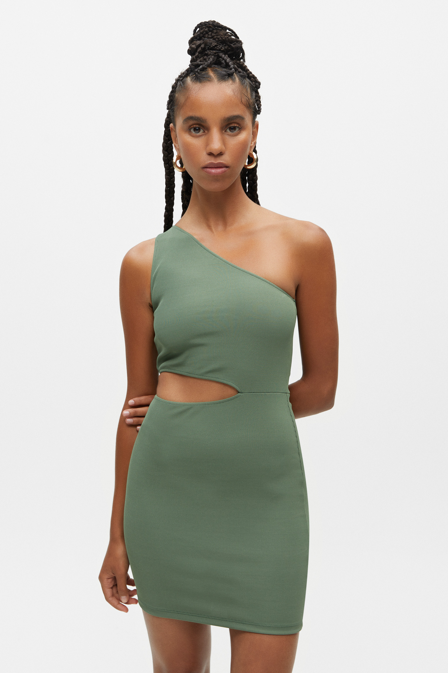 Kurzes, asymmetrisches Kleid mit Cut-Outs | PULL and BEAR DE