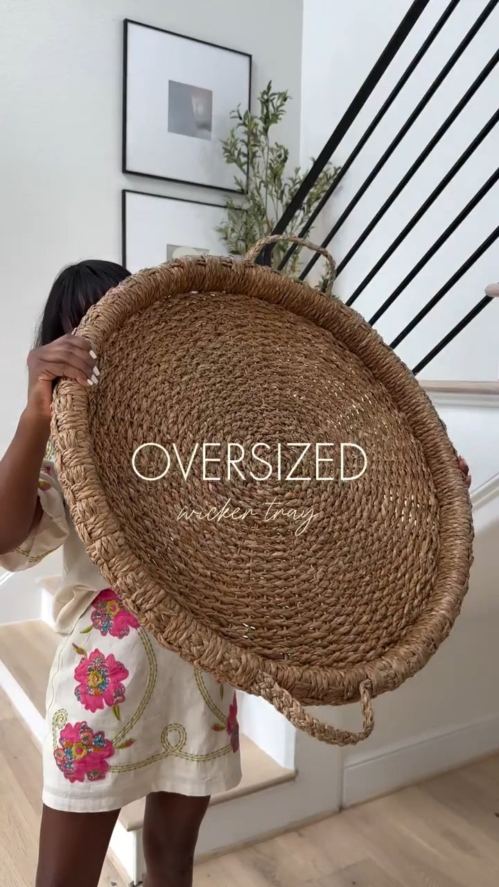 Ok so the showstopper is this coffee table! It comes in other colors, styles, and sizes 🥰 …. Isn’t she a beauty!?

✨Tap the link below to see all options and get yours now!

#CoffeeTable #HomeDecor #LivingRoomInspo #FurnitureFinds #HomeStyling #InteriorDesign #MustHaveDecor
