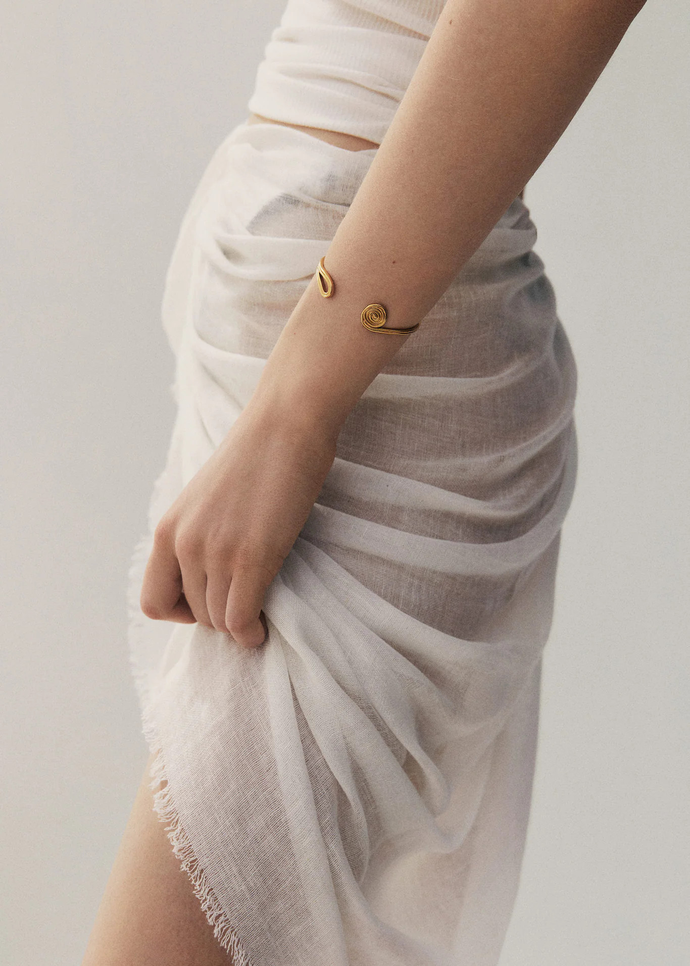 Spiral rigid bracelet | MANGO (US)