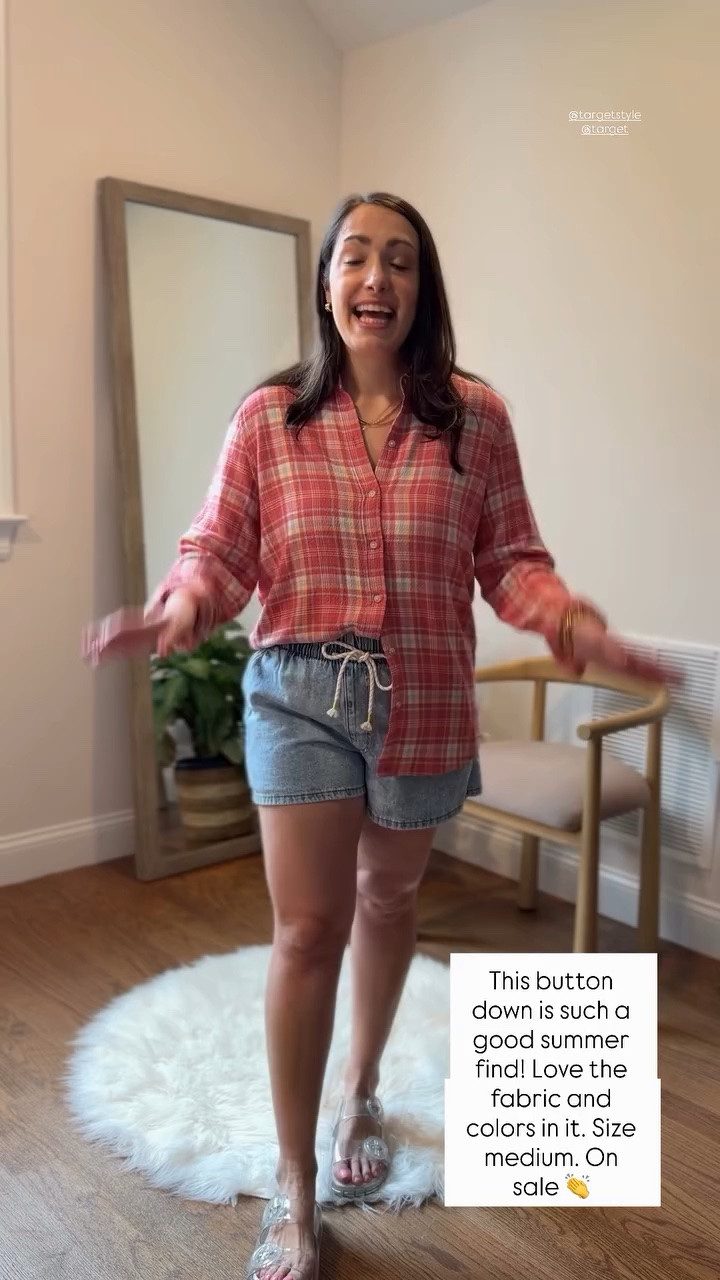 This button down is such a good summer find! Love the fabric and colors in it. Size medium. On sale 👏 @targetstyle @target