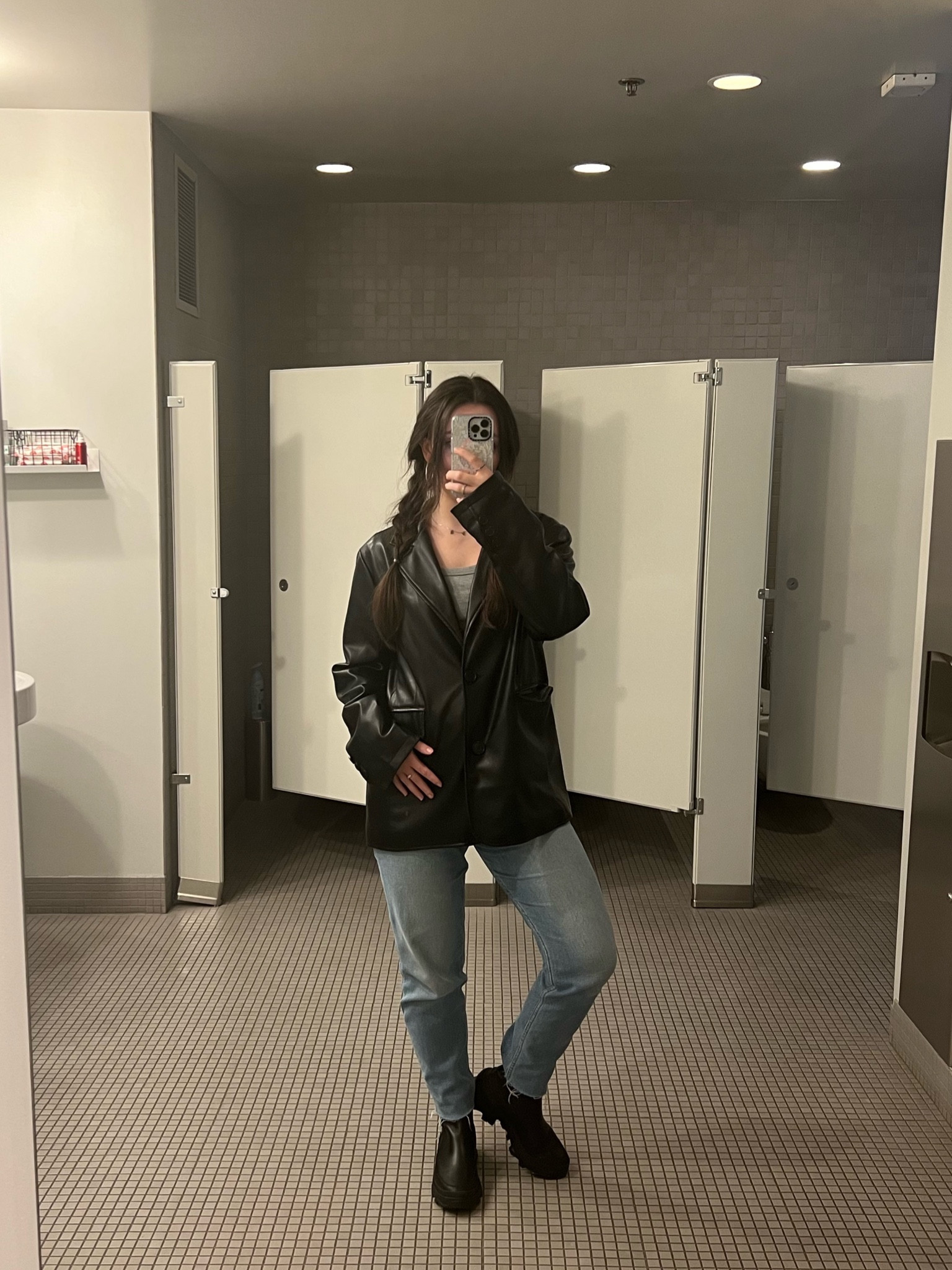Work outfit inspo

Black leather blazer, chunky black Chelsea boots, grey Amazon top, straight denim 90s jeans

#LTKMostLoved #LTKfindsunder100 #LTKworkwear