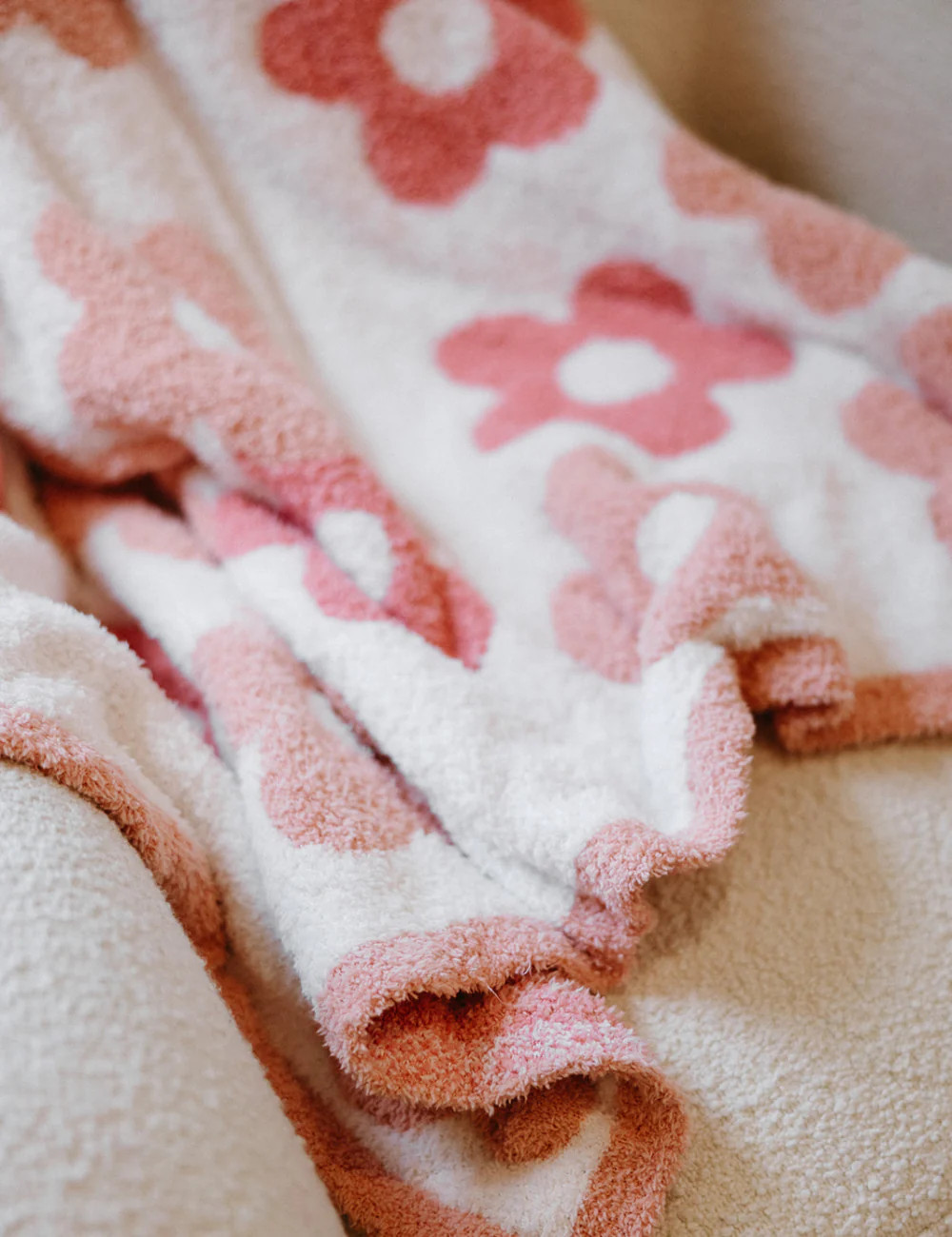 TSC x Madi Nelson: Daisies in Bloom Buttery Blanket | The Styled Collection