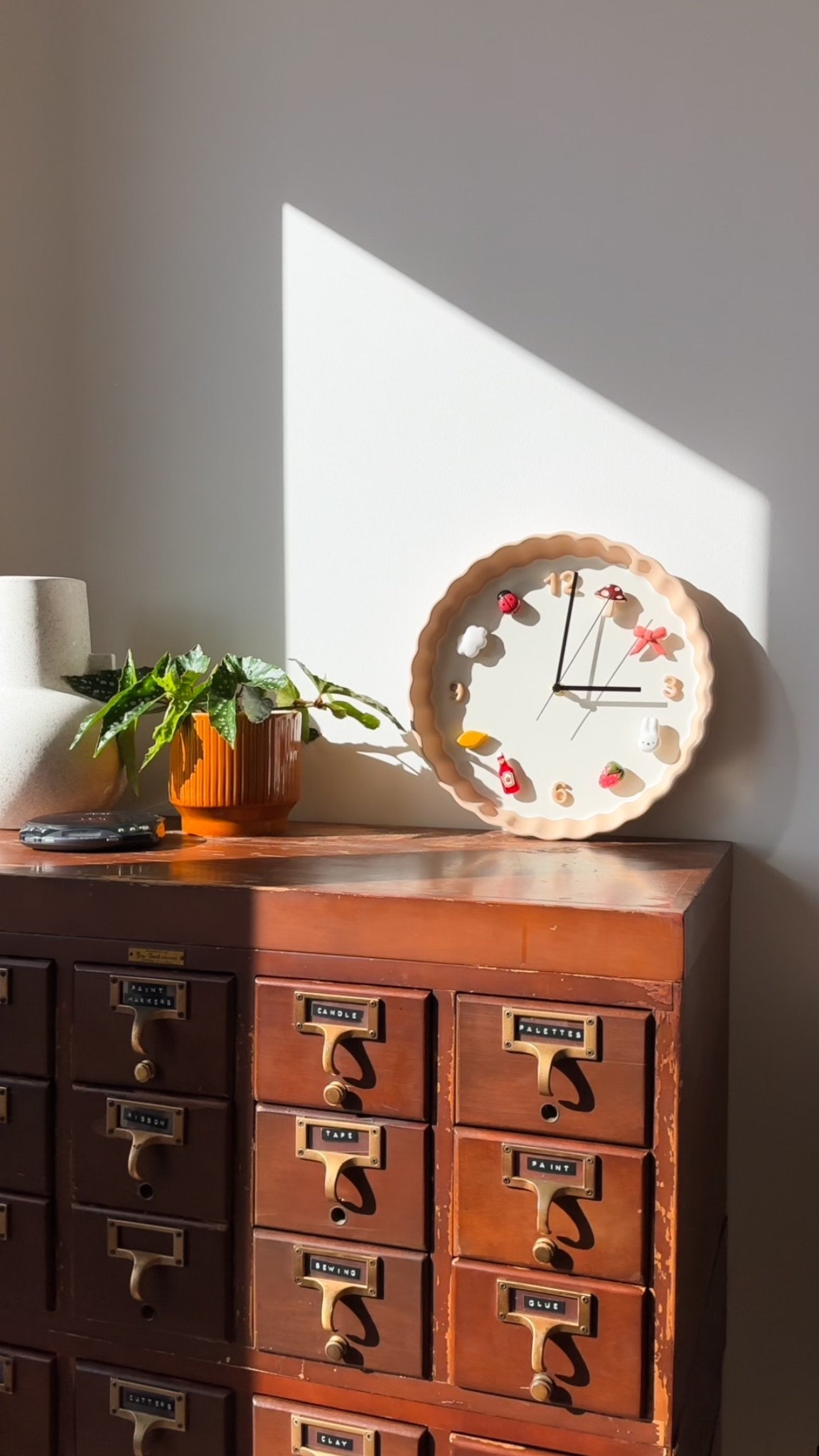 DIY magnetic clock with polymer clay ⏰🎀

#LTKHome