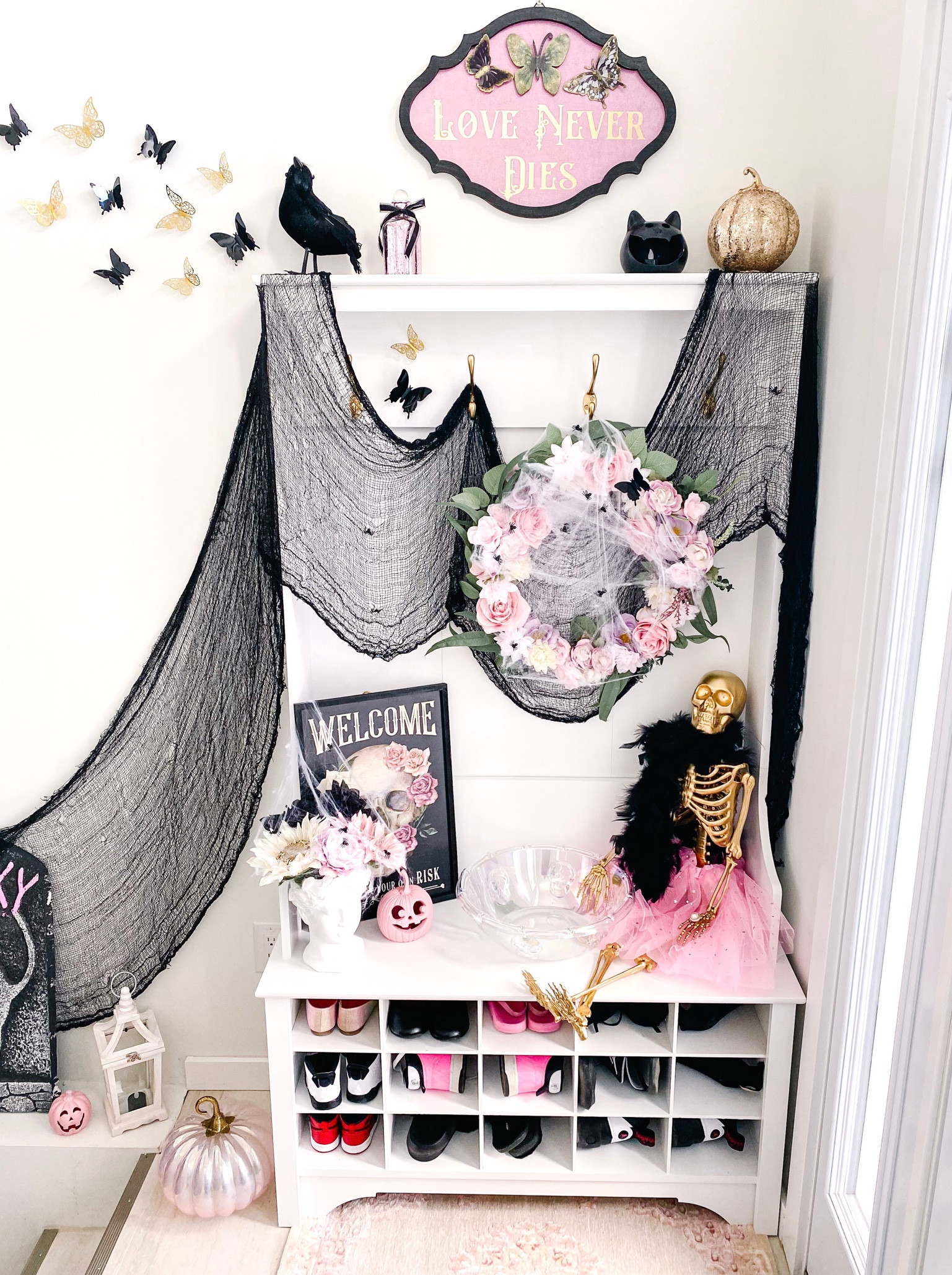 My “spooky pretty” hall tree! 👻💀🌸🕷️


#LTKSeasonal #LTKhome #LTKHalloween