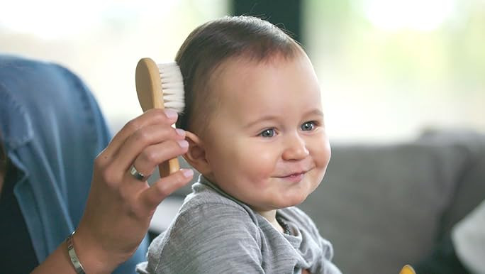 green sprouts Baby Brush & Comb Set | Gently grooms baby's hair | Made of natural wood and bristl... | Amazon (US)