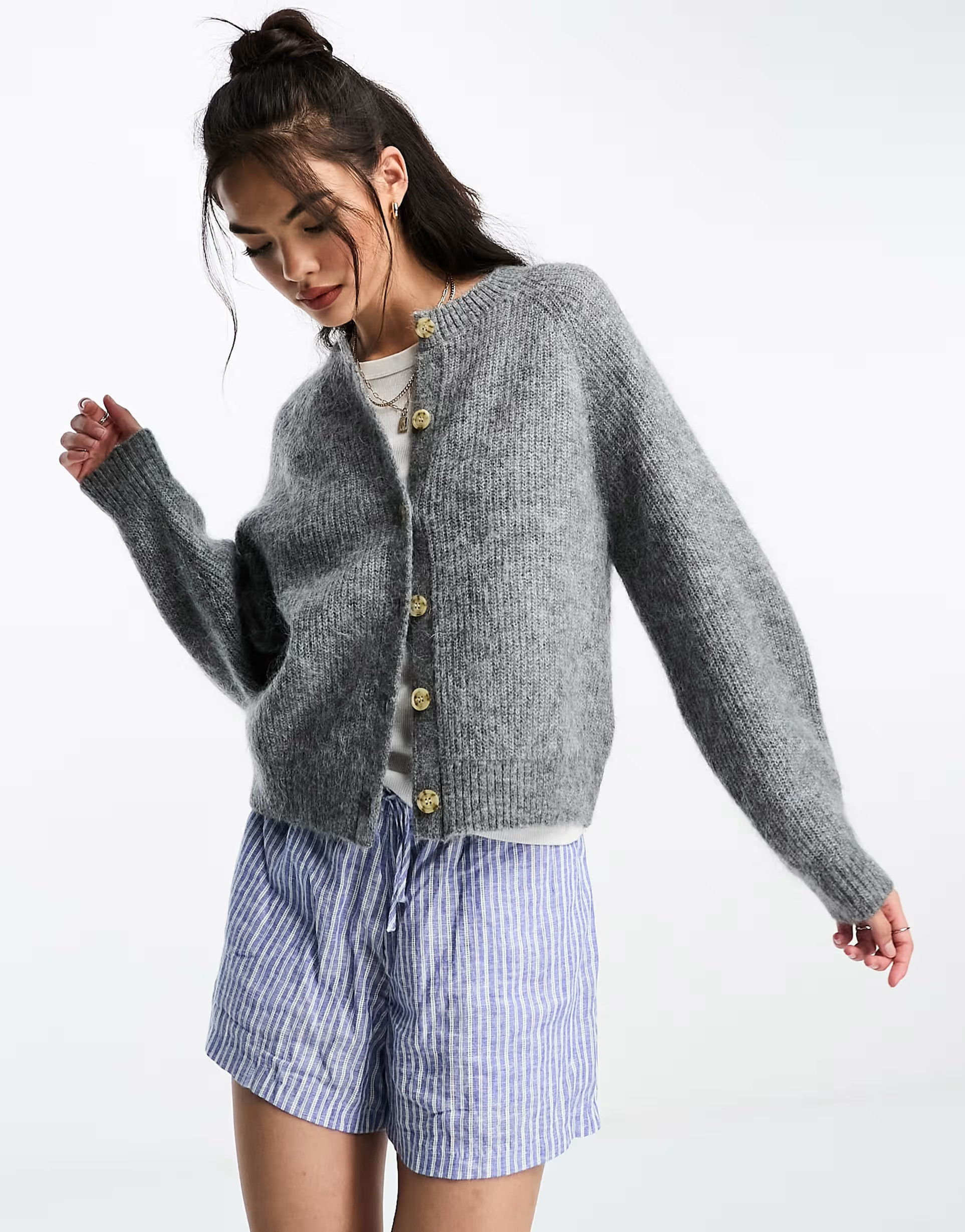 & Other Stories – Strickjacke aus flauschigem Wollmix-Garn in Grau | ASOS (Global)