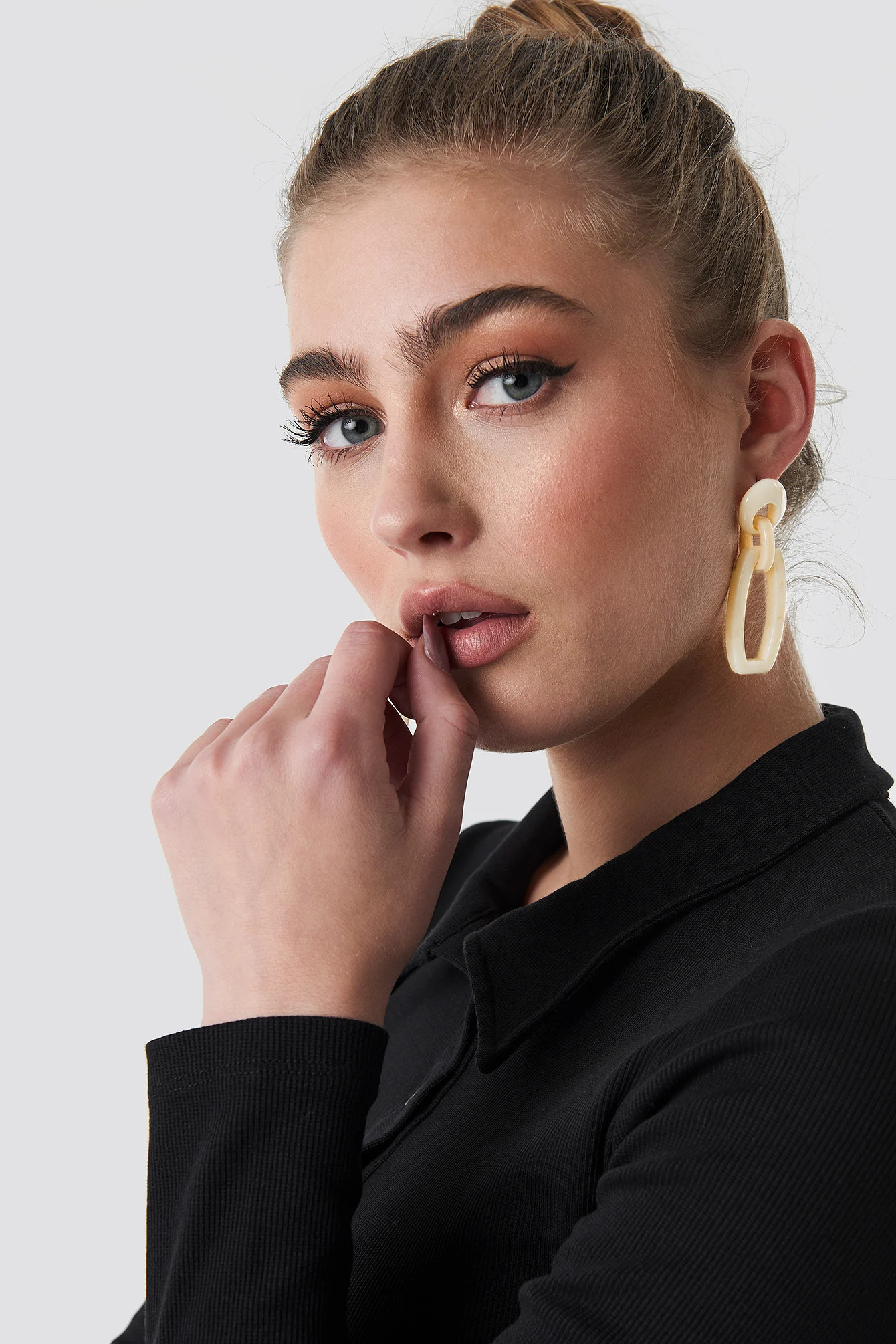 NA-KD Accessories Tortoise Square Drop Earrings - White | NA-KD Global