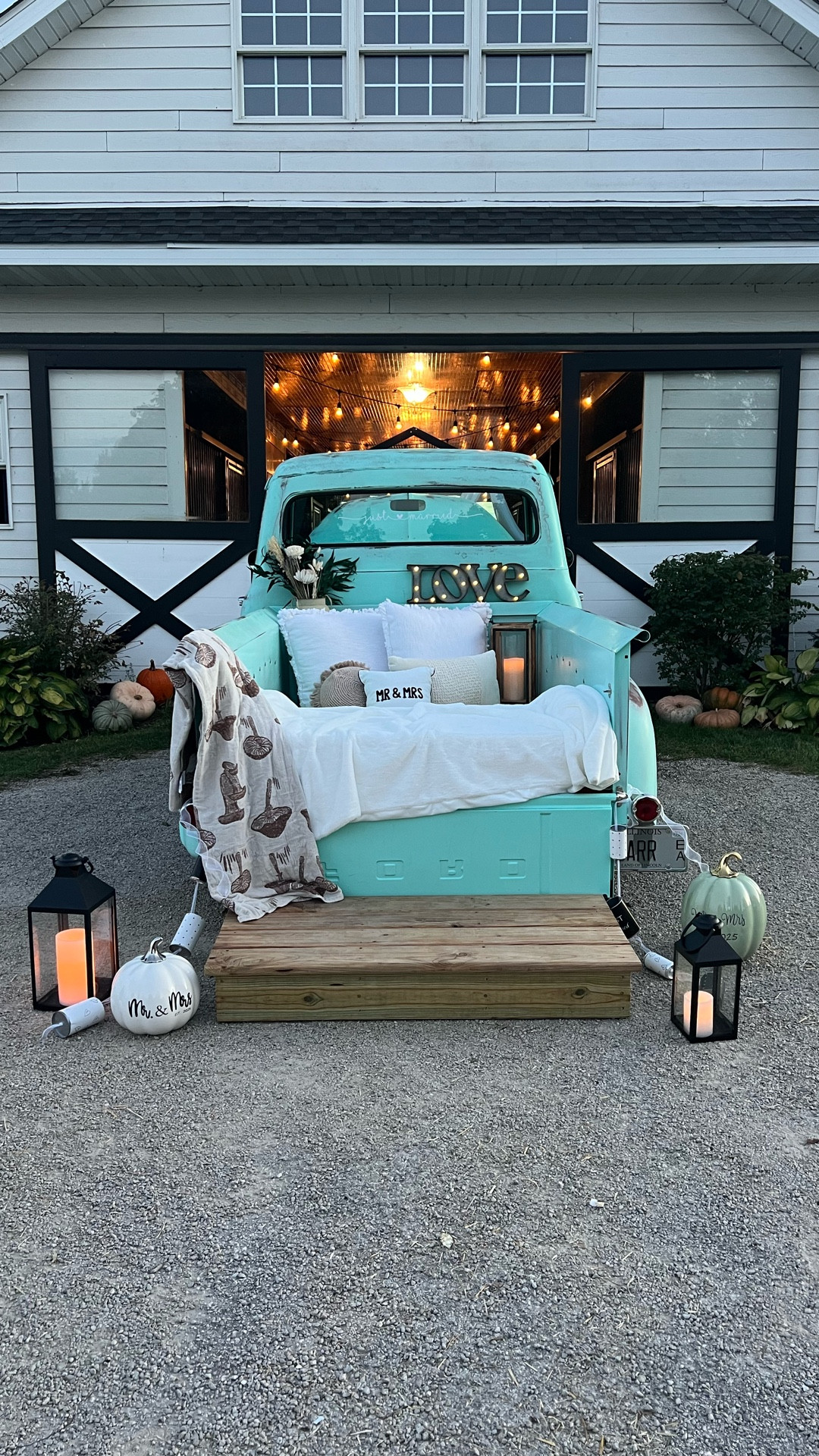 This was the perfect wedding decor, but it can also be the perfect set up for fall family photos or even fall home decor! 🍁

#LTKSeasonal #LTKWedding #LTKHome