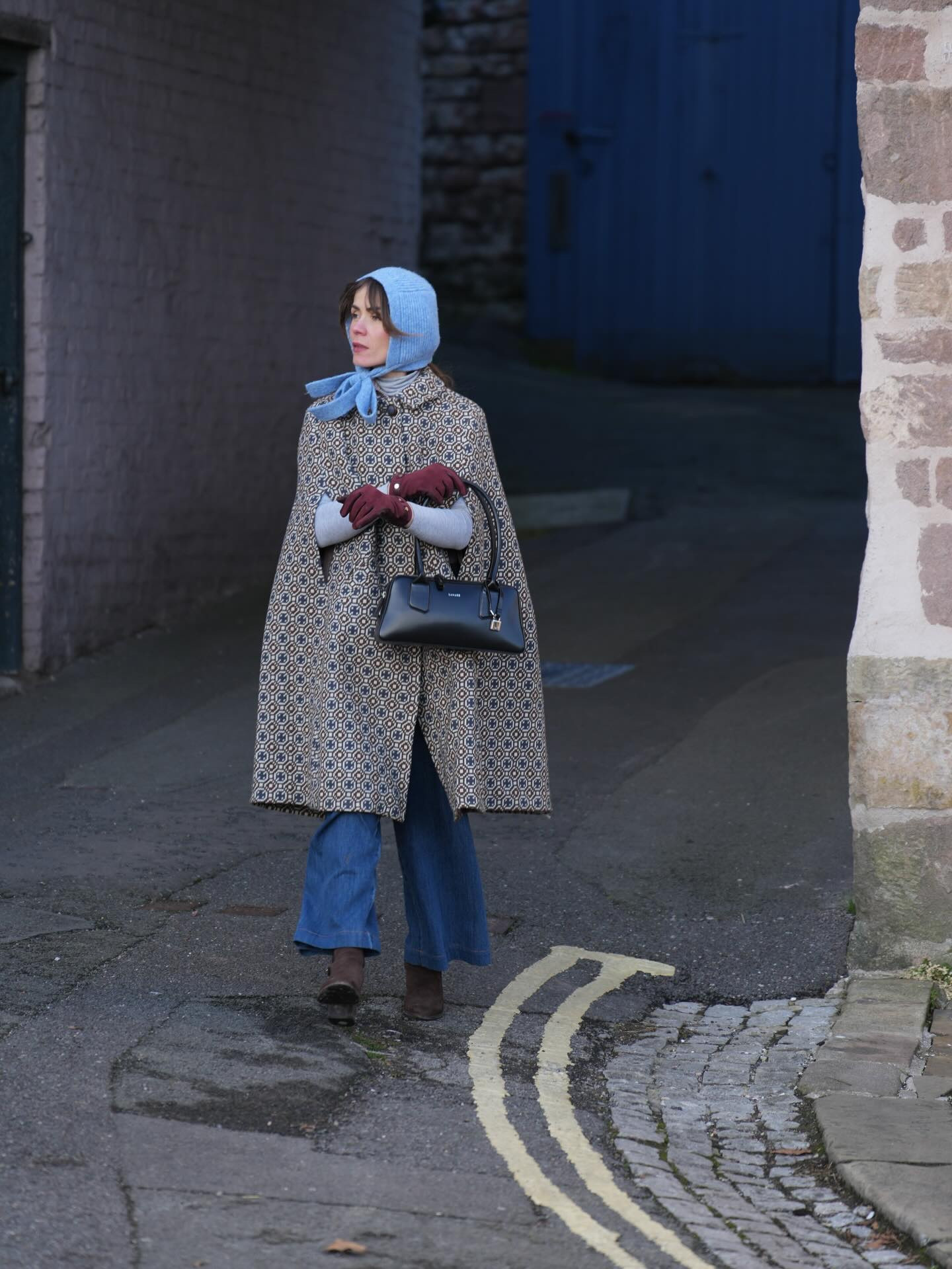 When an outfit calls for a little extra oomf ✨
This tapestry Welsh cape, found in a vintage shop, is pure magic.
Paired with this stunning, endlessly versatile bag from @lamarrwoman 
Big love 🤍