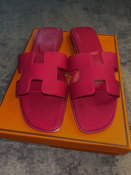 Hermès sandals (for less than $50!) Perfect for summer and so comfortable ! Comes with box & dust bag as well! #sandals #designer #boujeeonabudget #hermes #luxury

#LTKFindsUnder50 #LTKSaleAlert #LTKFindsUnder100
