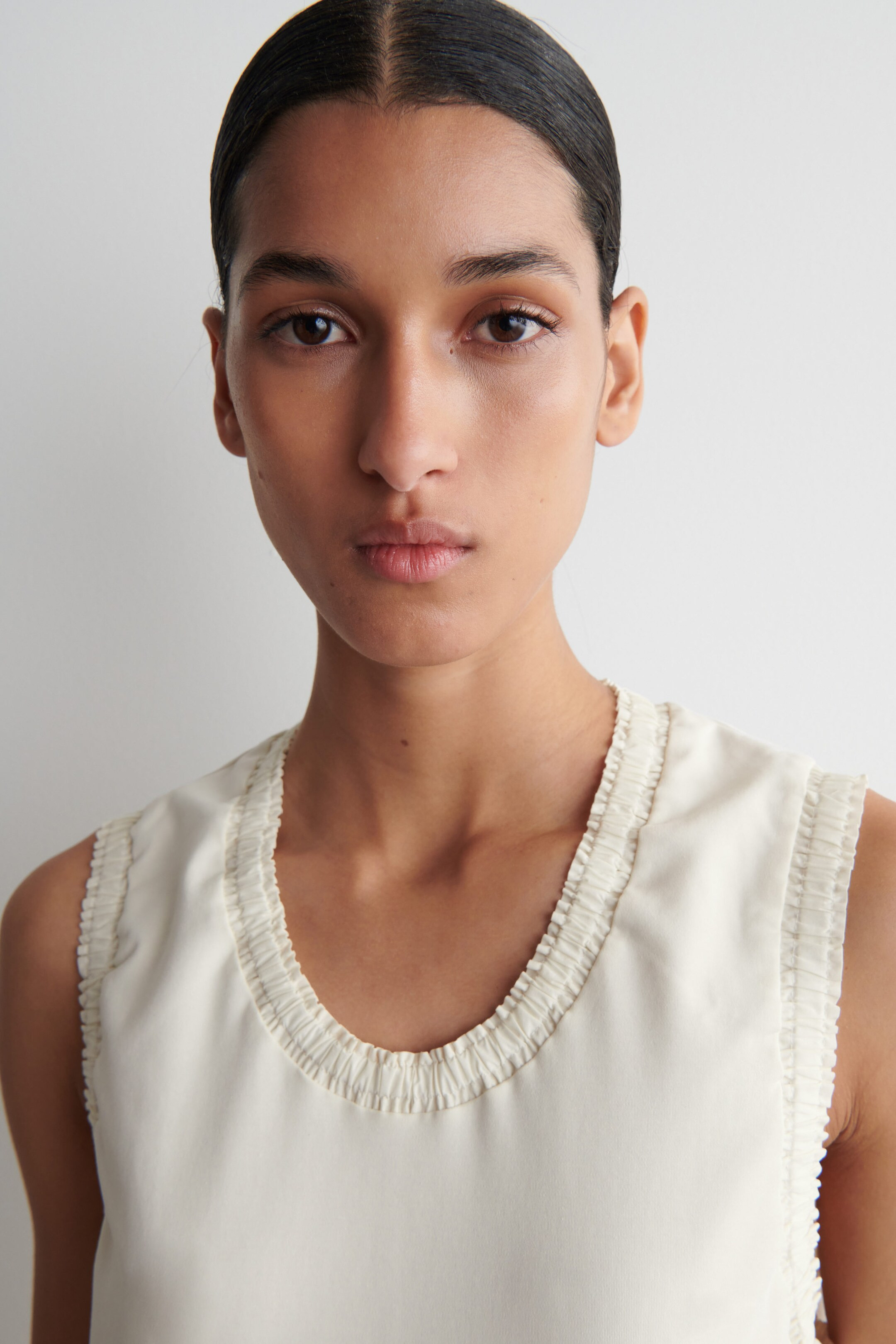 MIDIKLEID AUS BAUMWOLLE MIT RAFFUNGEN - WEISS | COS (EU)