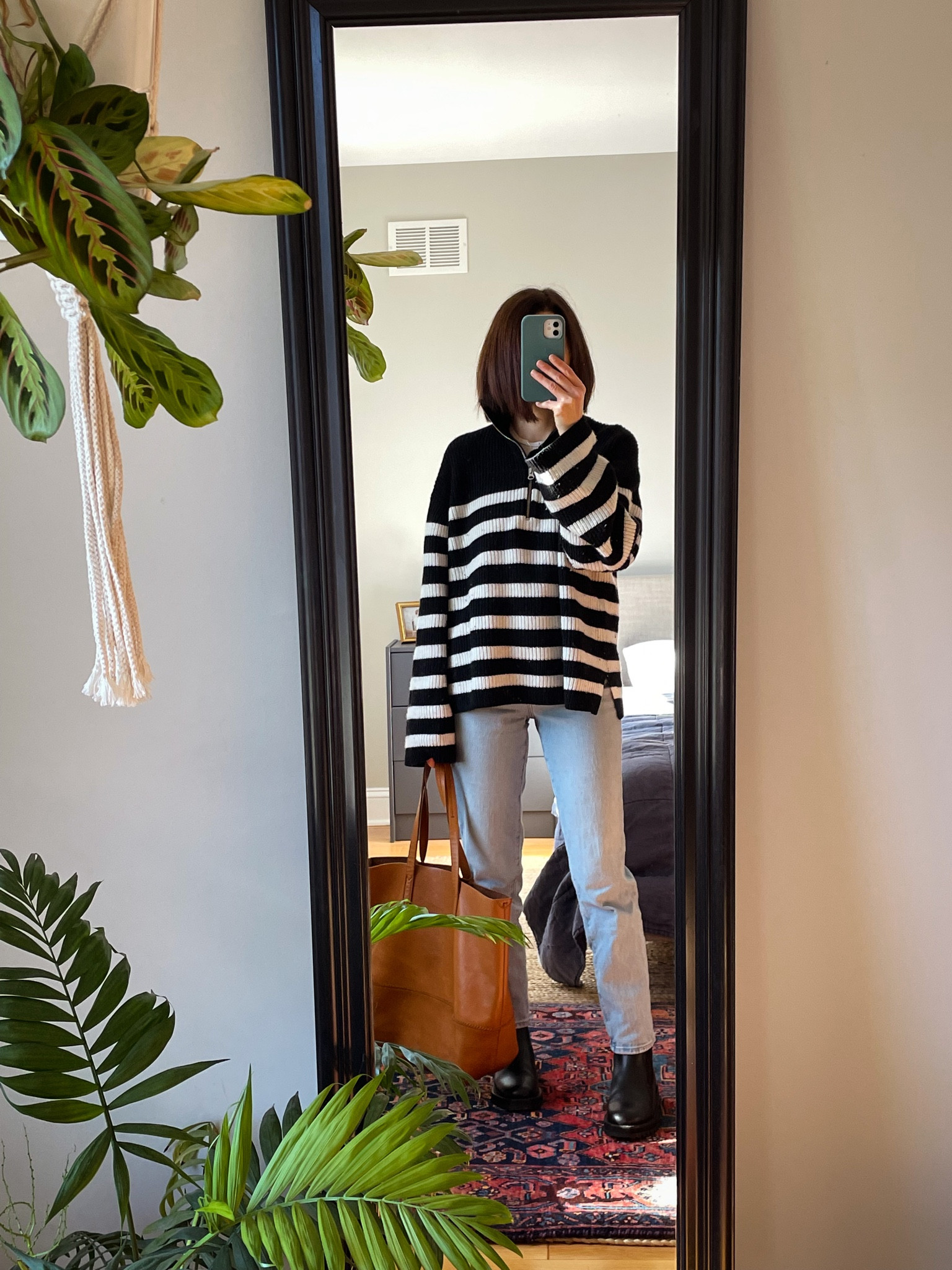 Light denim in winter? Yes please. 

•Madewell Petite Perfect Vintage in Fiore wash (24p)
•& Other Stories half zip sweater 
•& Other Stories teddy lined Chelsea boots (full size down)
•H&M shirt
•J.Crew tote (at least 10 years old)

#LTKstyletip #LTKSeasonal