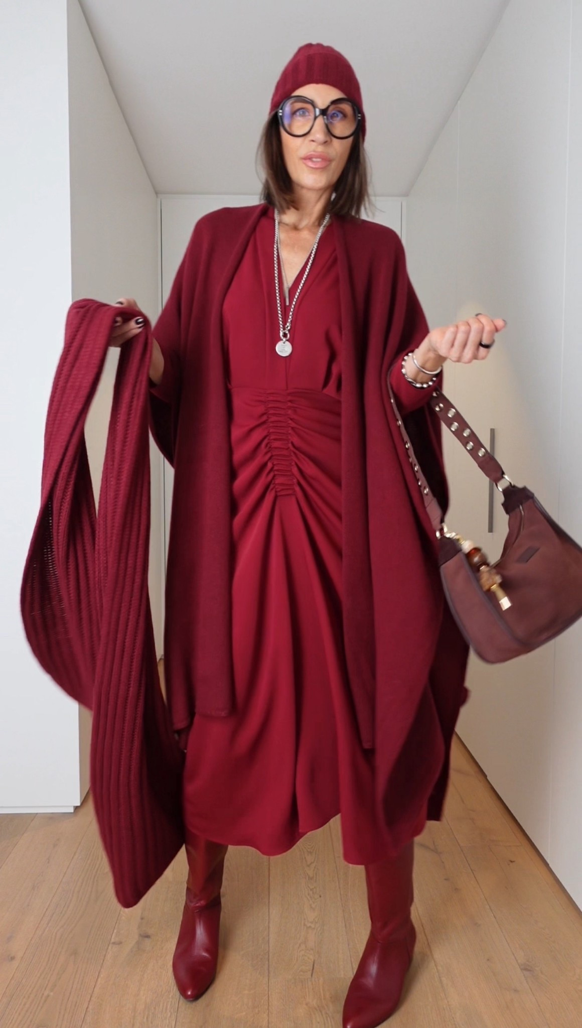 Bordeaux Liebe. Ich hab euch ein ähnliches Kleid und Boots rausgesucht. Tasche BRIOCHE BAG von Tiefenbacher Lehmann und Kaschmir Poncho, Schal & Mütze von Petit Calin Hamburg  

#LTKstyletip #LTKü50 #LTKdeutschland