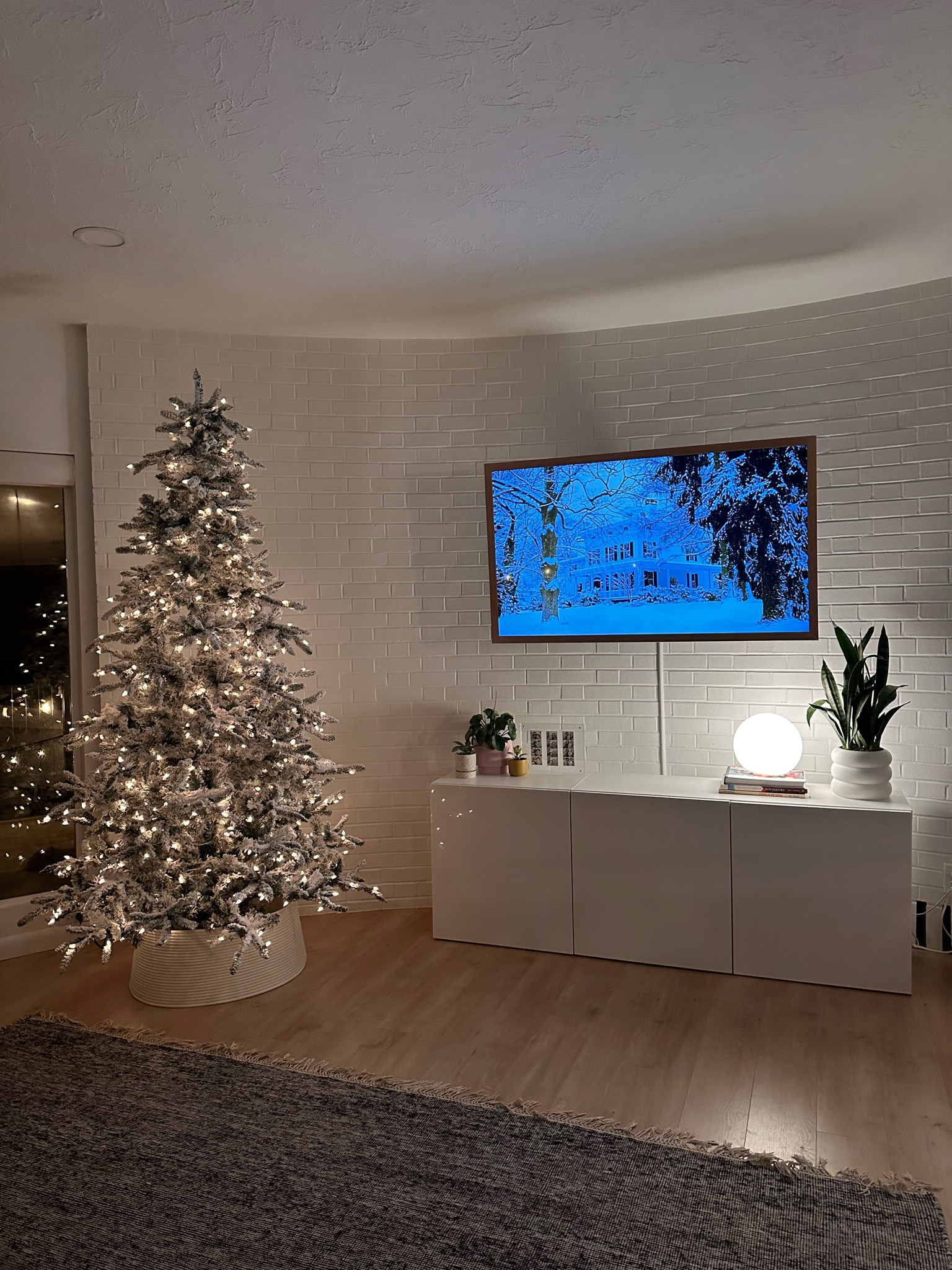 #flockedtree #christmastree

#LTKfindsunder50 #LTKSeasonal #LTKHoliday