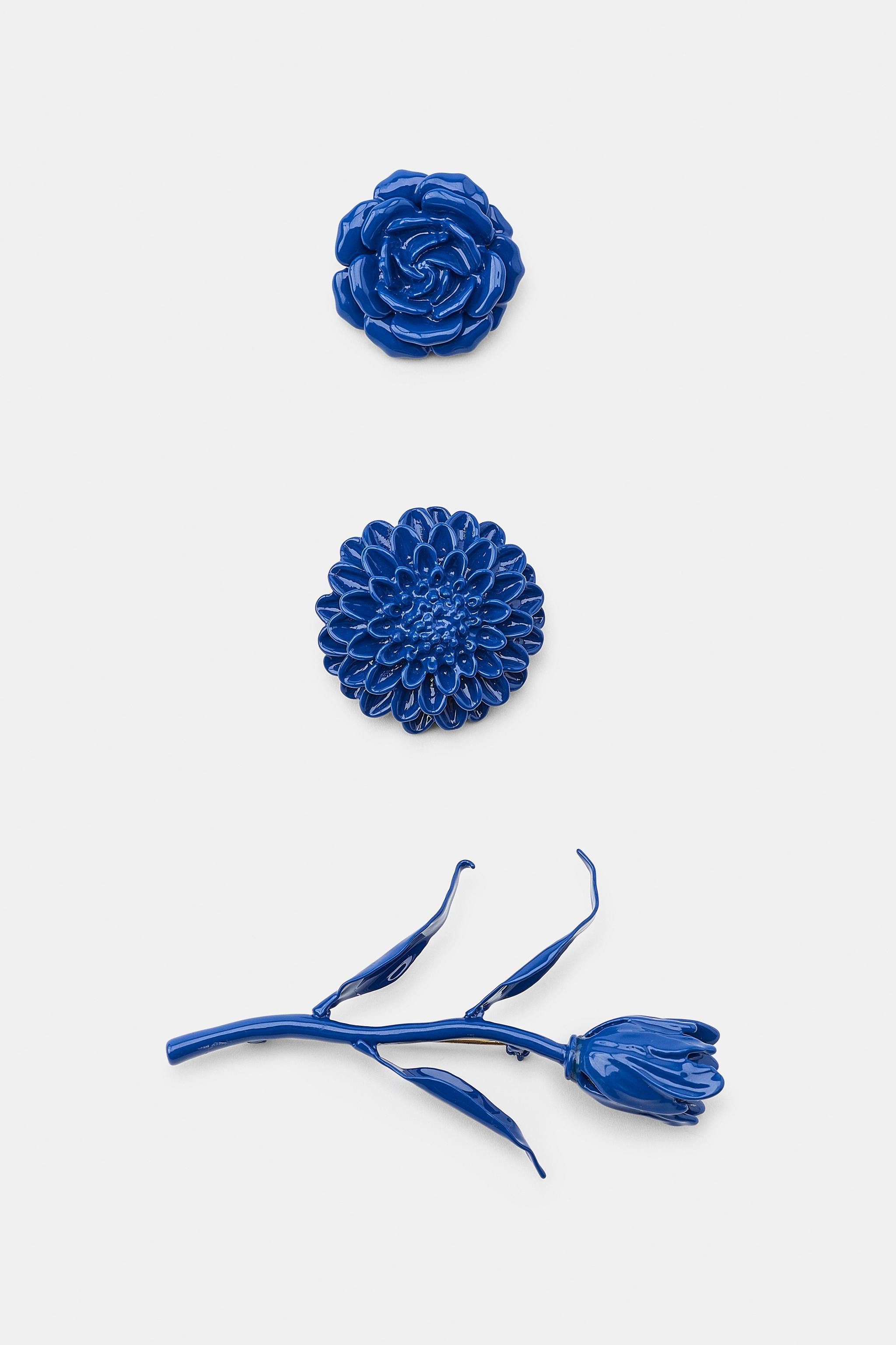 Set of three embossed flower-shaped brooches. Pin closure. | Zara US