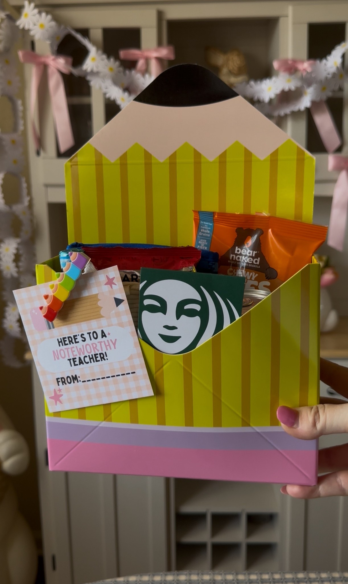 These pencil gift envelopes are perfect I tell you just perfect for teacher gifts! Easy to assemble and fill with whatever goodies your teacher loves ✏️

#LTKSeasonal #LTKKids #LTKmomlife