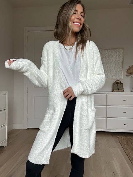 Cozy white cardigan similar to barefoot dreams for under $20! Comes in several different colors and prints! 



#LTKfindsunder50 #LTKGiftGuide #LTKHoliday