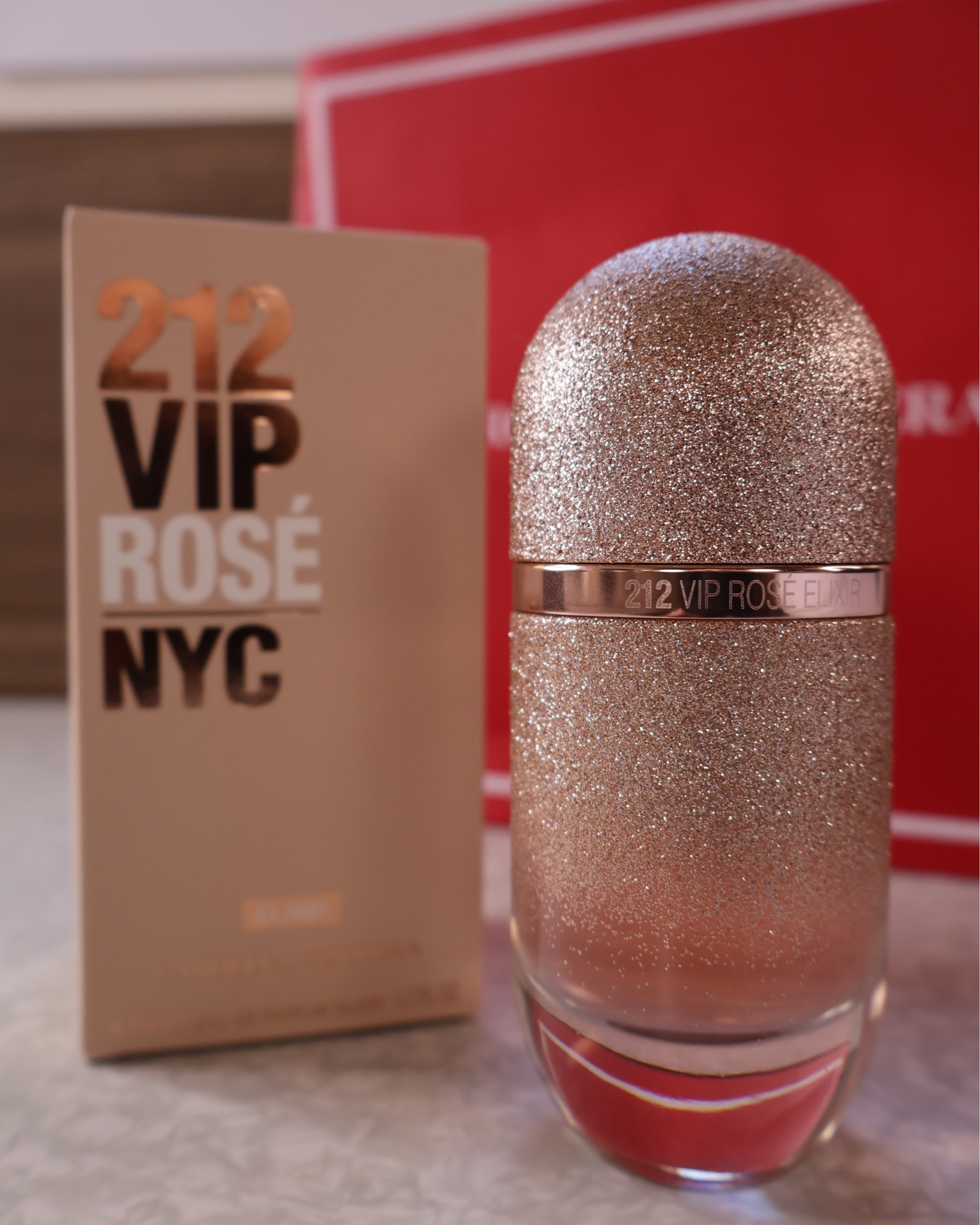 Carolina Herrera VIP Rosé Elixir 
Essa fragrância é para aquela mulher moderna, destacando sua confiança e carisma.

Nas notas de topo, a doçura sutil e envolvente da cereja e do Licor de Tangerina oferecem um primeiro vislumbre de luxo.

Em seguida, o coração da fragrância revela a elegância da amêndoa amarga, envolta na suavidade . Por fim, as notas de fundo, com a cremosidade da baunilha do queenwood, conferem uma base duradoura e irresistível à fragrância.



#LTKbeauty #LTKbrasil