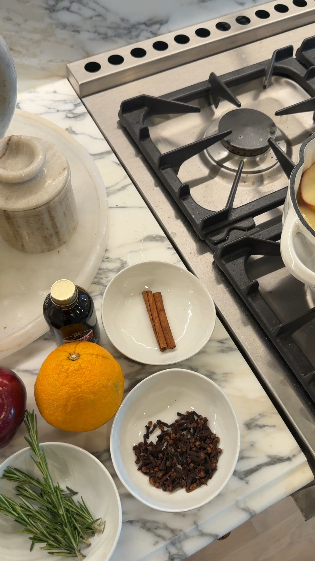 #AD  #wayfairpartner @wayfair #wayfair Make your home smell like Fall 🤎🍂🍁

Recipe for Fall Simmer Pot
1 orange, sliced
1 apple, sliced
2-3 teaspoons vanilla
4-5 cinnamon sticks
1 Tablespoon cloves
Fresh rosemary
