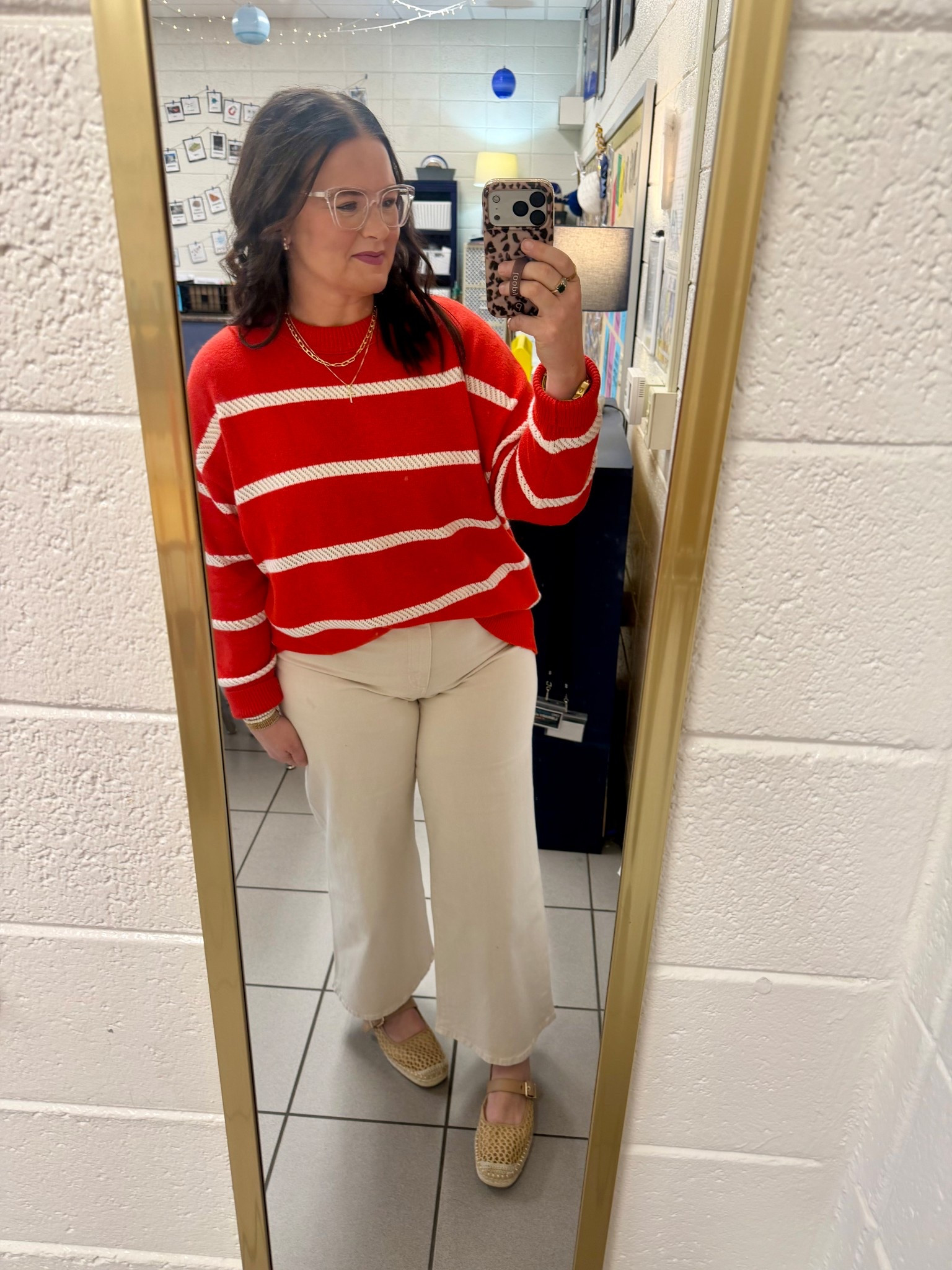 Different brands, all comfy♥️♥️
Necklaces & watch: @amazon
Sweater: @americaneagle
Pants: @target
Shoes: @walmart
Glasses: @eyebuydirect
Phone in case: @Loopy Cases 