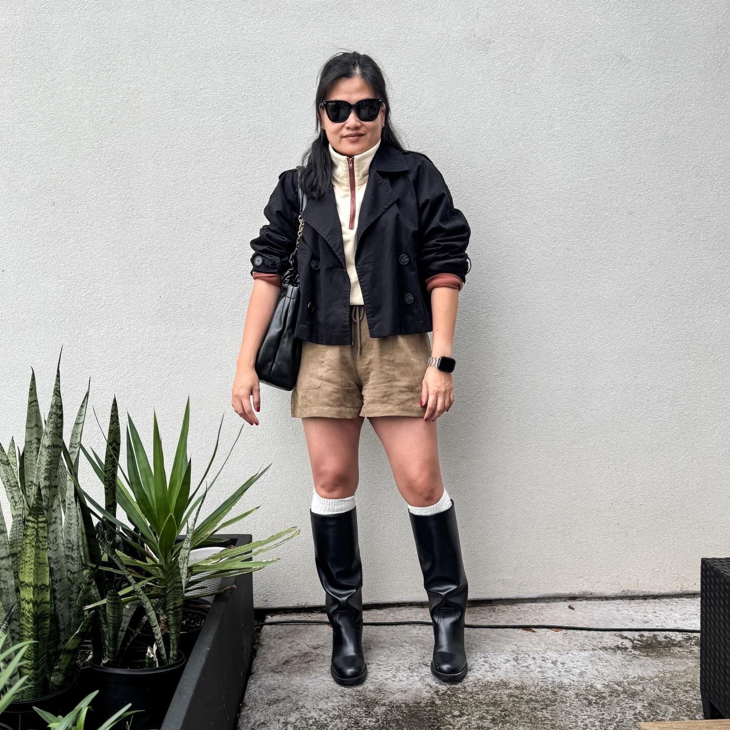 When it’s 50s in the morning but high 70s by noon. 🤭 South TX weather for ya. 

𝐎𝐔𝐓𝐅𝐈𝐓 𝐃𝐄𝐓𝐀𝐈𝐋𝐒:
Boots & Coat: @hm ; Shorts: @target ; Top: @amazon ; Bag: @demellierlondon ; Sunnies: @maisonvalentino